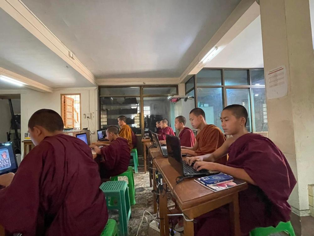 လုၵ်ႈႁဵၼ်းႁဝ်းၶဝ် တႄႇလဵပ်ႈႁဵၼ်း ၽိုၵ်းၵၢၼ်ၶွမ်း တီႈ ပၢင်သွၼ်ၶွမ်းၶၢဝ်းမႆႈ ပီ 2025 တီႈ SIIT ဝဵင်းတႃႈလိူဝ်ႇ