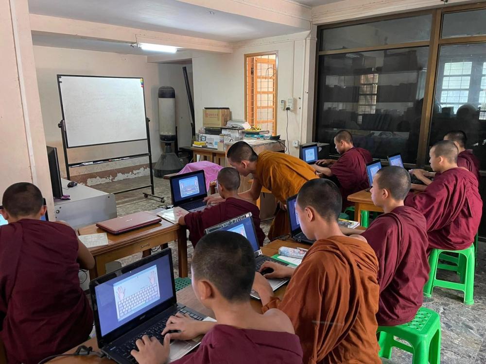 လုၵ်ႈႁဵၼ်းႁဝ်းၶဝ် တႄႇလဵပ်ႈႁဵၼ်း ၽိုၵ်းၵၢၼ်ၶွမ်း တီႈ ပၢင်သွၼ်ၶွမ်းၶၢဝ်းမႆႈ ပီ 2025 တီႈ SIIT ဝဵင်းတႃႈလိူဝ်ႇ