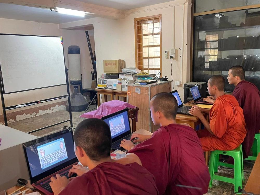 လုၵ်ႈႁဵၼ်းႁဝ်းၶဝ် တႄႇလဵပ်ႈႁဵၼ်း ၽိုၵ်းၵၢၼ်ၶွမ်း တီႈ ပၢင်သွၼ်ၶွမ်းၶၢဝ်းမႆႈ ပီ 2025 တီႈ SIIT ဝဵင်းတႃႈလိူဝ်ႇ