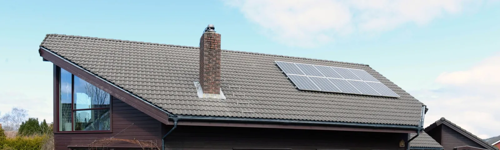 Hustak med solcellepanel