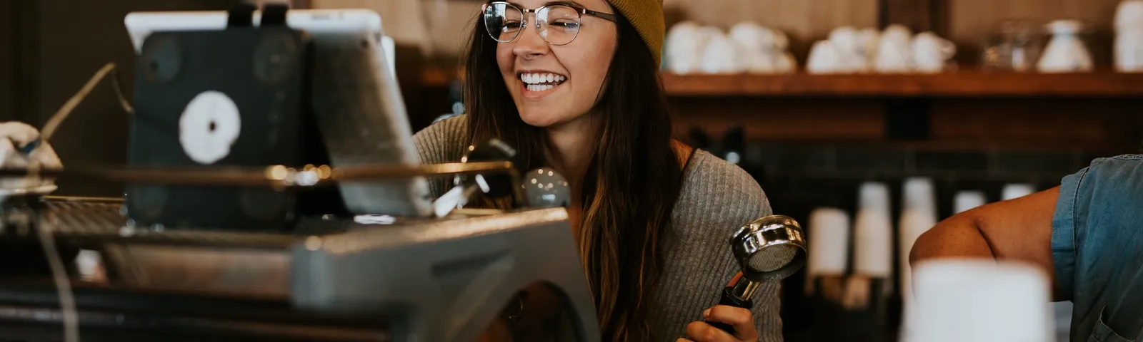 Barista i kaffebar