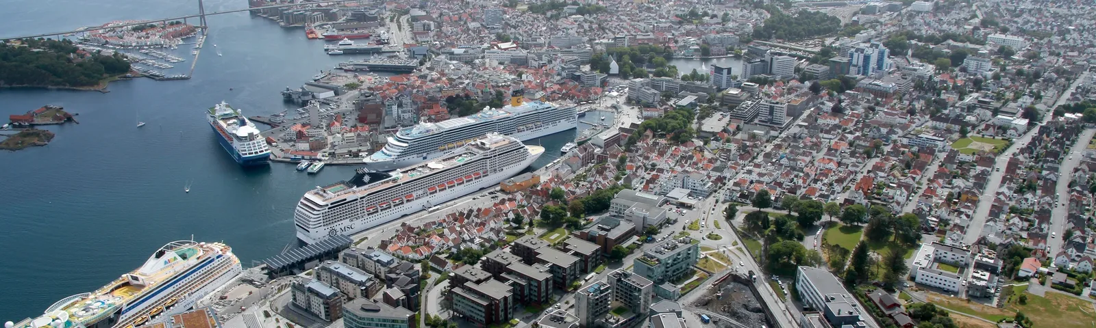 Flyfoto Vågen i Stavanger sentrum med cruiseskip