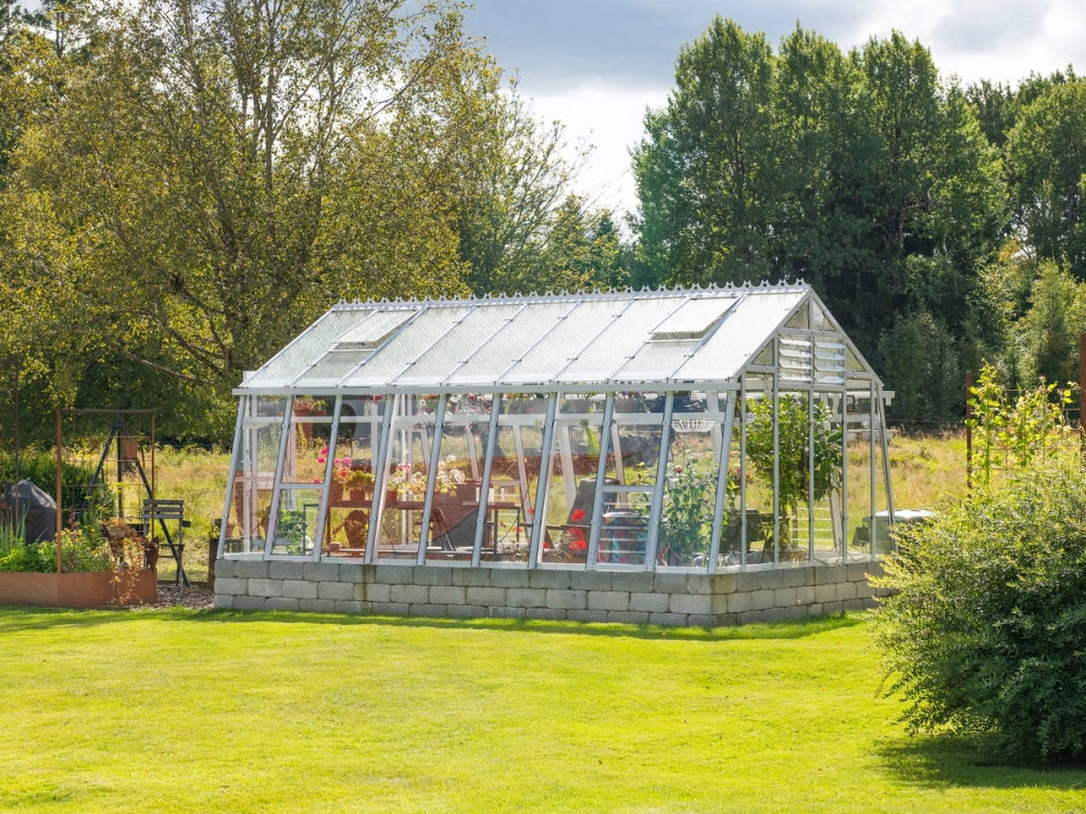 Bild av primus 303 i en svensk natur i en fin trädgård.