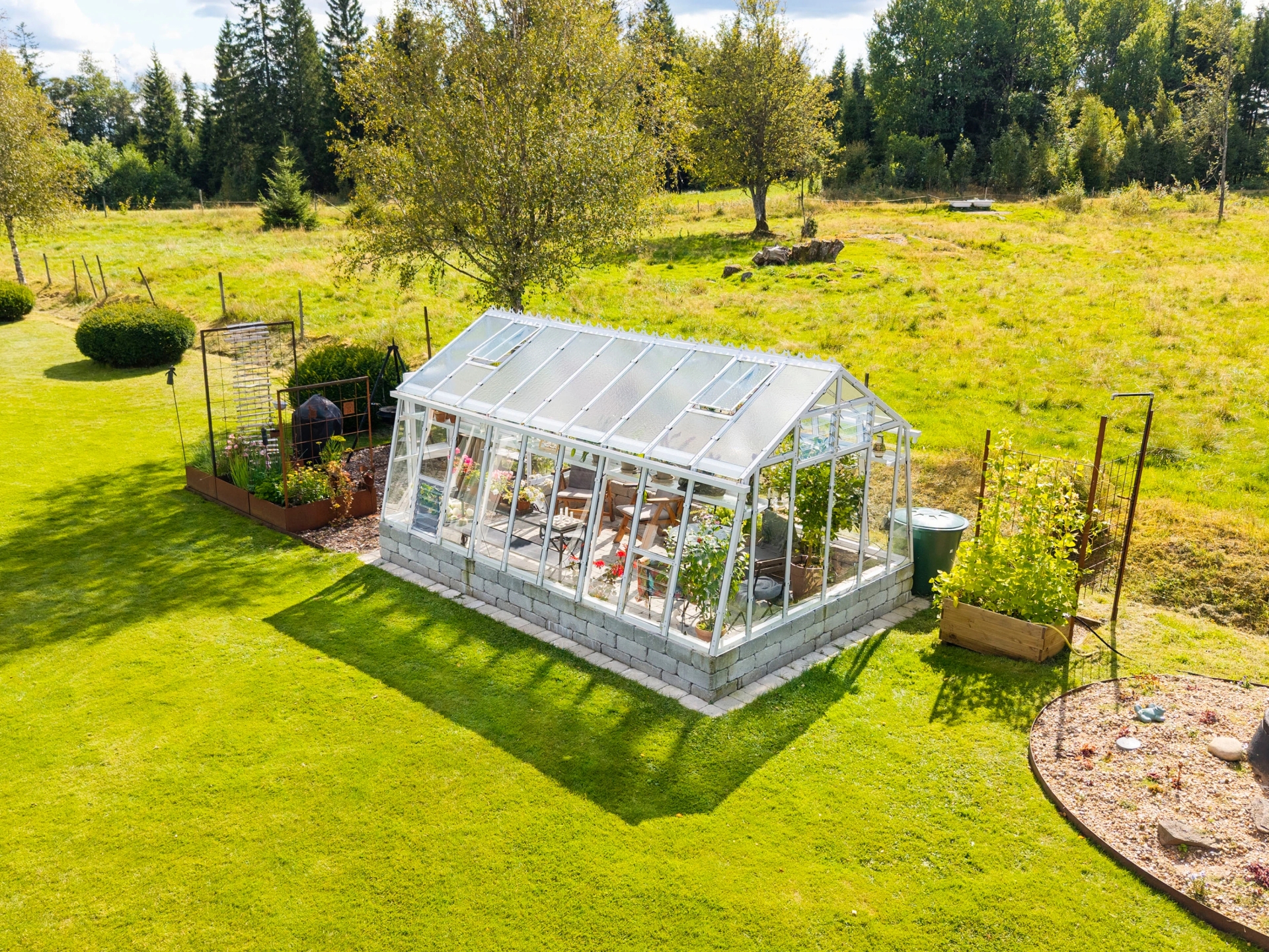 primus 303 med en fantastisk svensk trädgård runt om