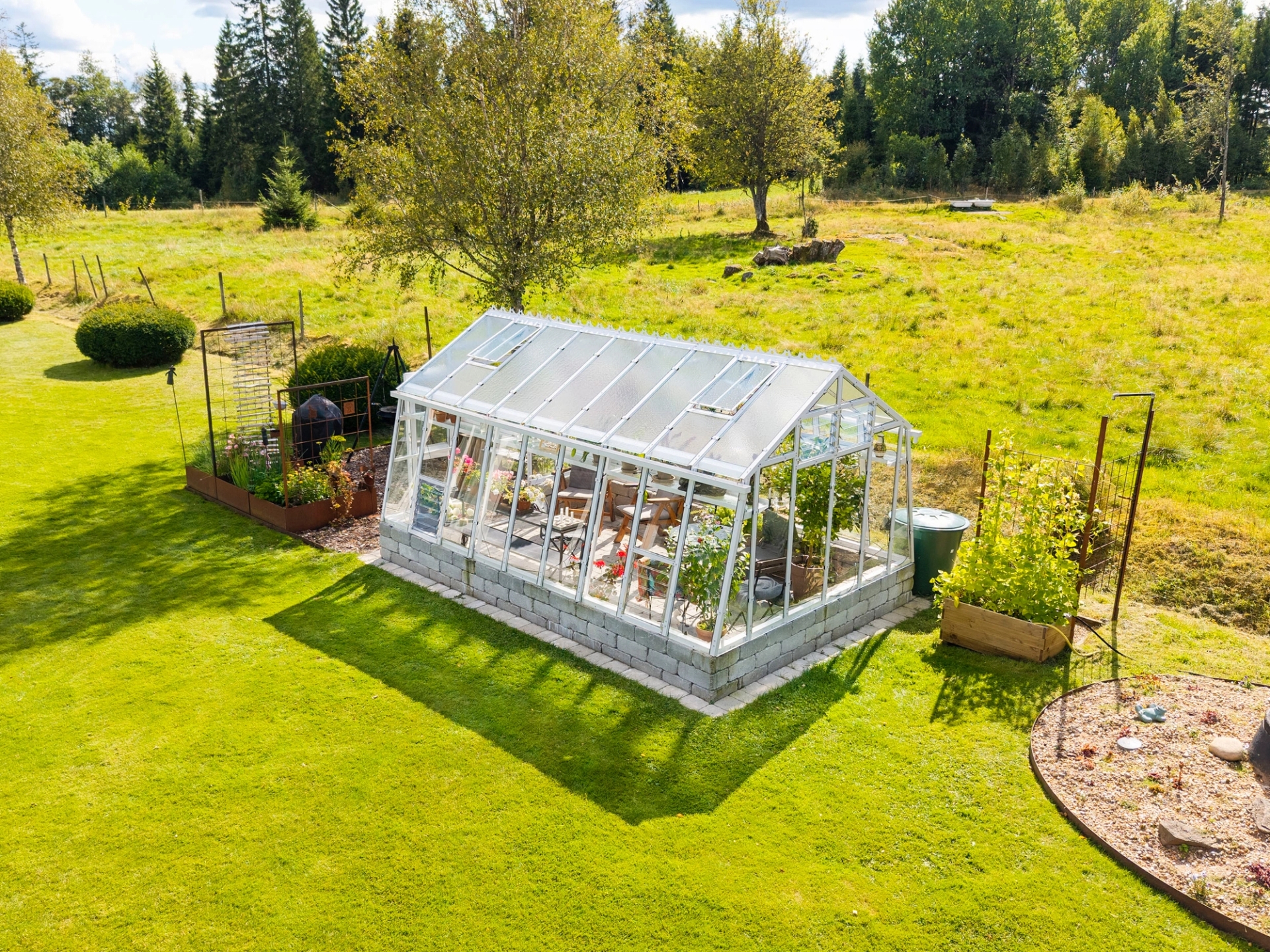 Primus 303 i en svensk trädgård placerad på en mur 20 cm.