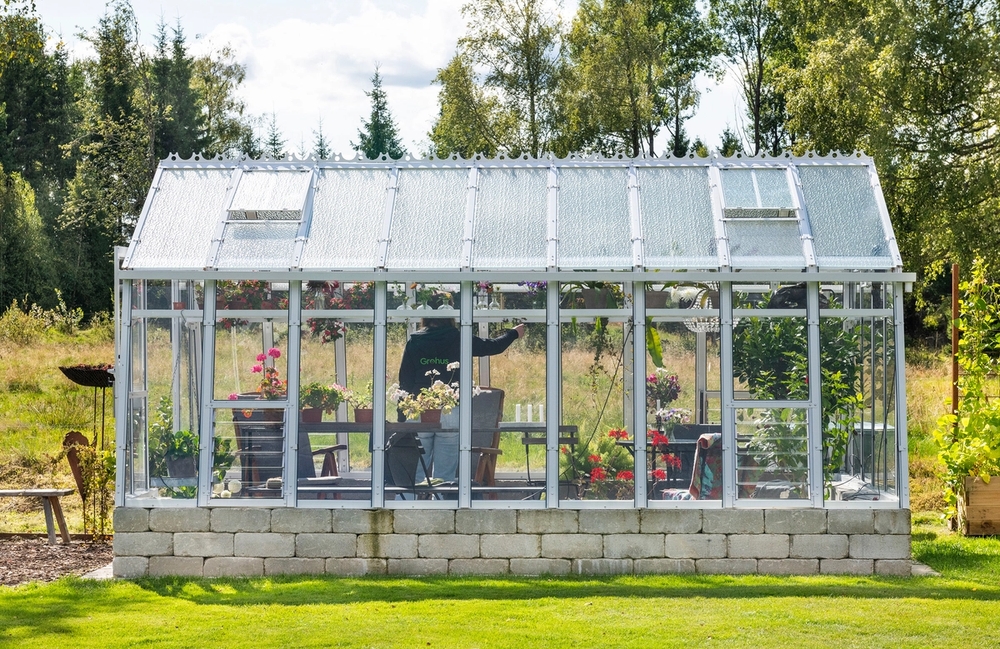 Billede af drivhuset Primus 303 i en svensk have