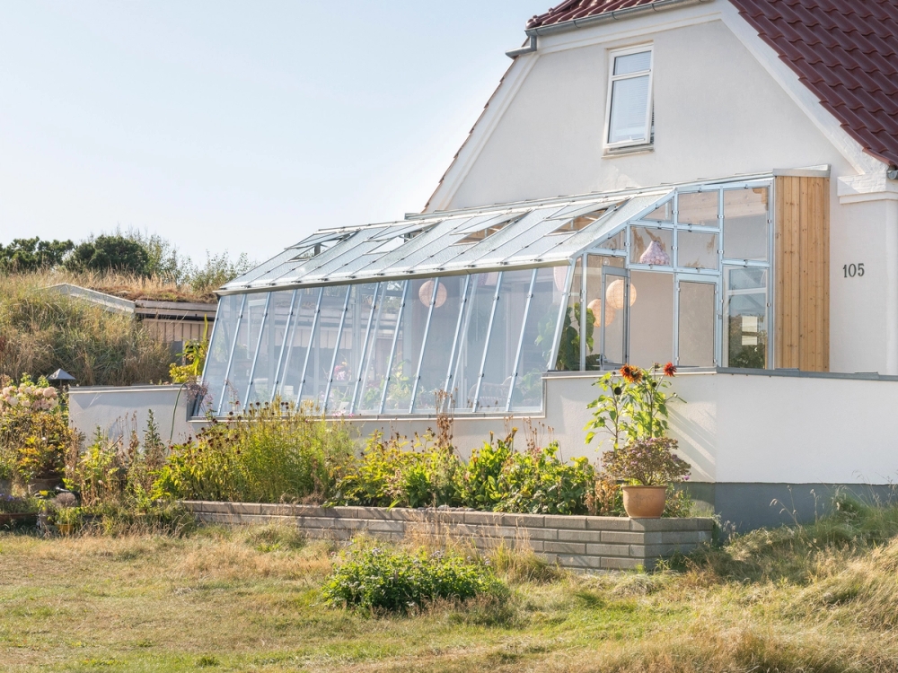 Väggväxthus Variant 276 i en fin trädgård i Danmark.