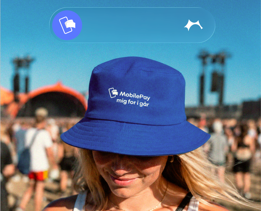 A woman wears a blue bucket hat reading "MobilePay mig for i går" at a crowded outdoor event.