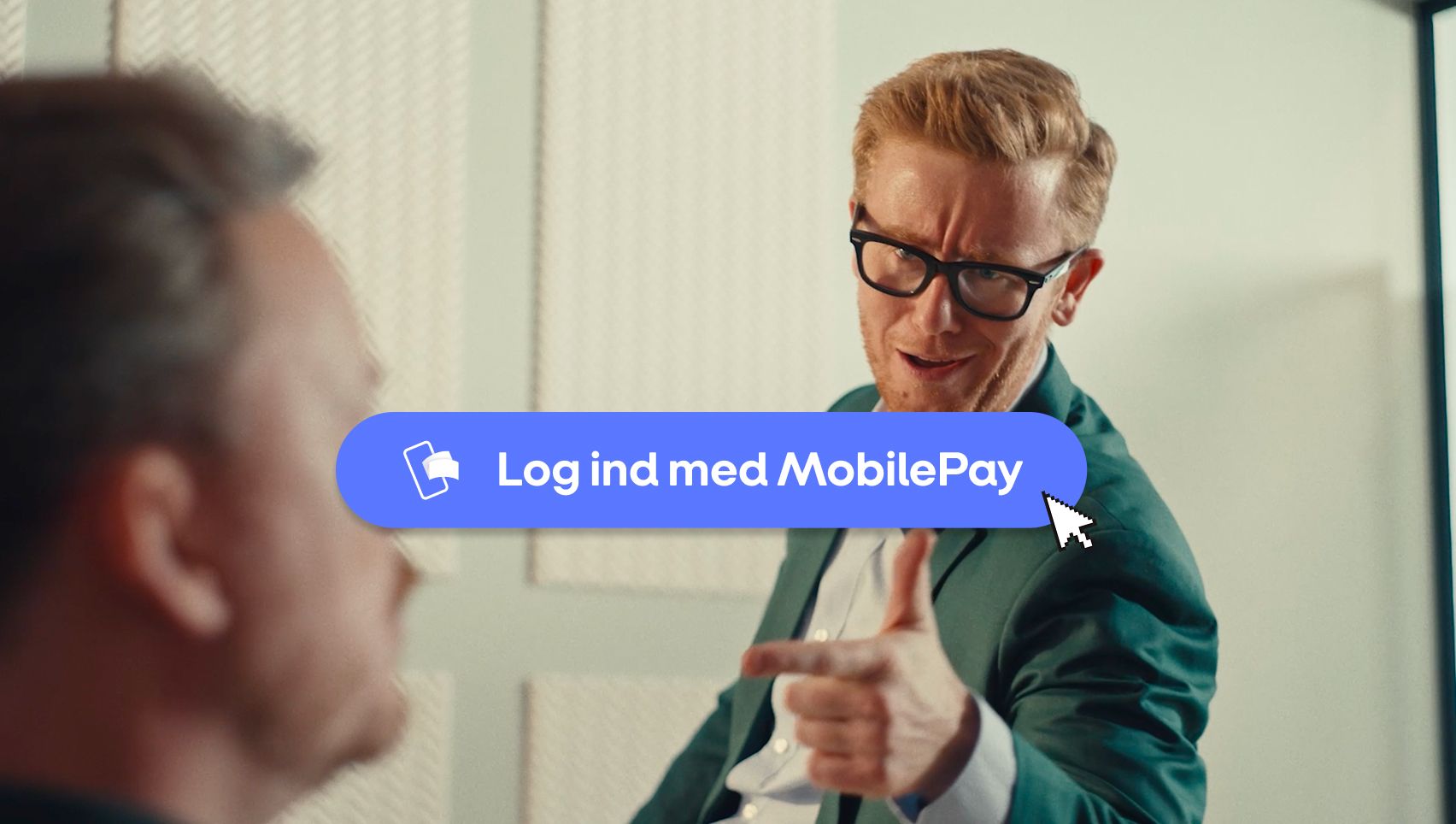 A man in a green suit playfully points at the viewer, with a "Log ind med MobilePay" button and mouse cursor overlay.