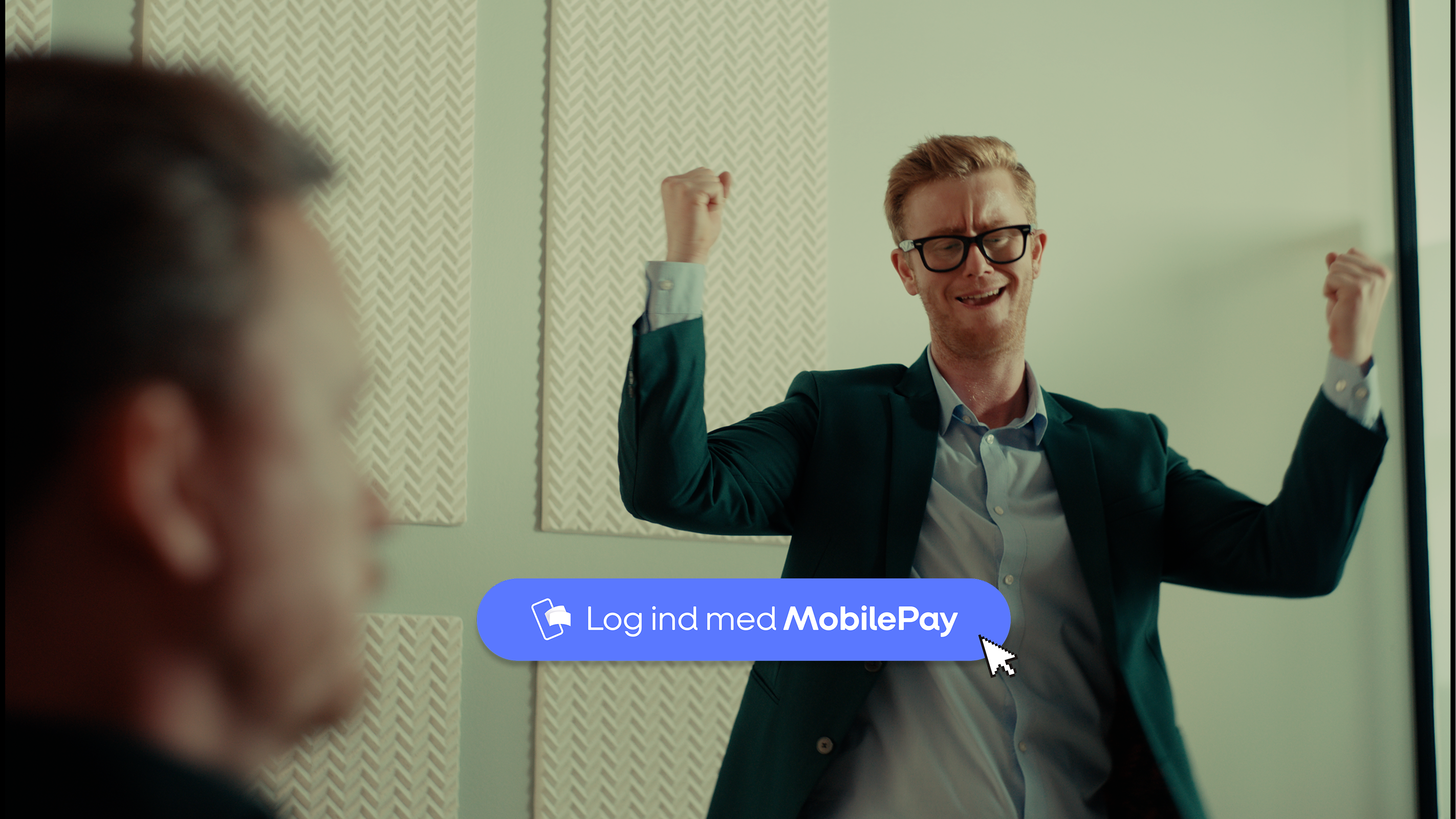En smartphone-skærm, der viser en dansk succesbesked "Nu er du medlem!" og en blå knap med teksten "Log ind med MobilePay".