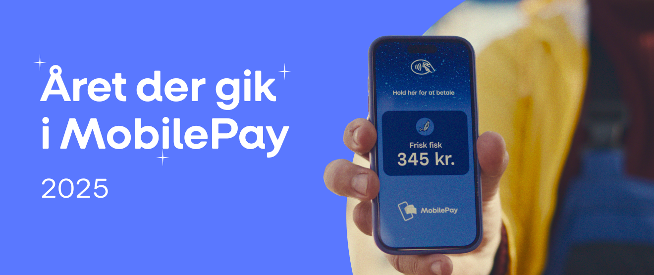 Text on blue background reads "Året der gik i MobilePay 2025" (The year that passed in MobilePay 2025), beside a hand holding a smartphone showing a MobilePay transaction for "Frisk fisk 345 kr." (Fresh fish 345 kr.).