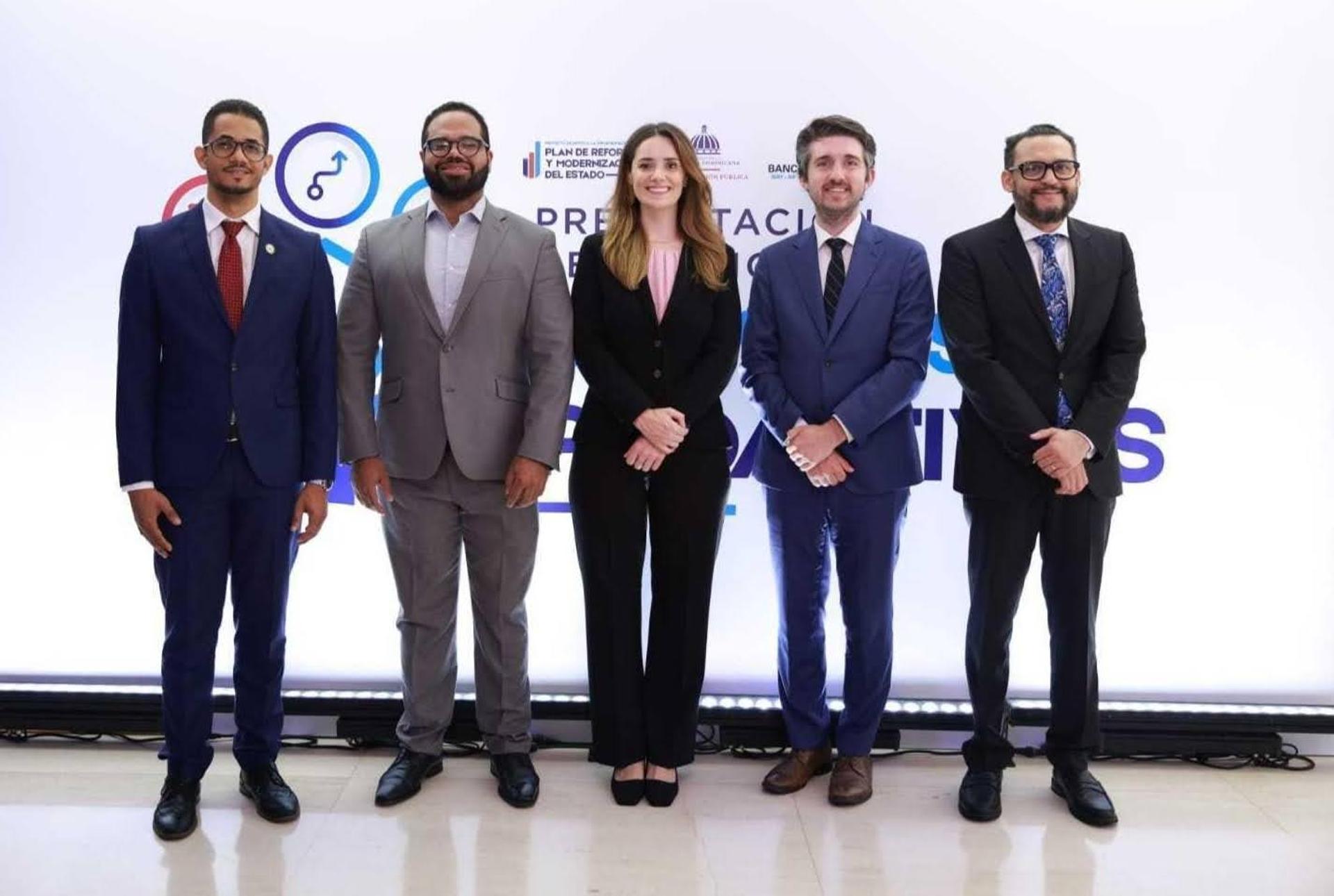 From left to right: Francis Sánchez (MAP), Vice Minister Armando Manzueta Peña (MAP), Emily Robinson (OpenFn), Brandon Jackson (OpenFn), and Vice Minister Alan Jiménez Martínez (MAP) at the launch of the Proactive Services event in Santo Domingo. April 2026.