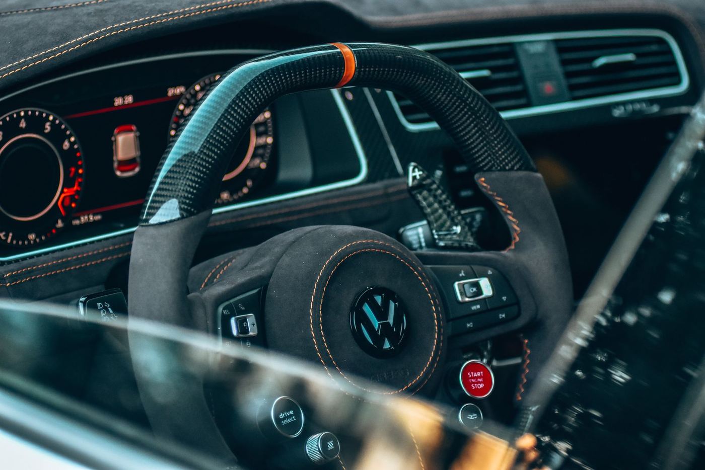 Volkswagen stūre un vadītāja instrumentu panelis