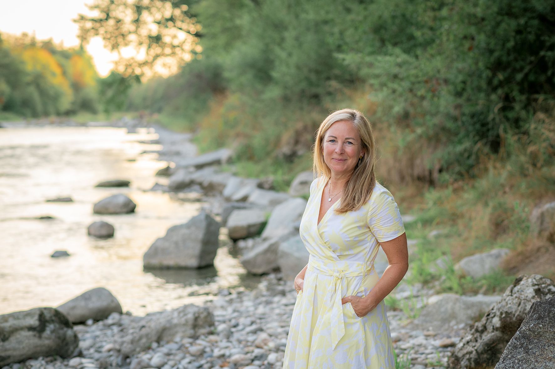 Doris Graf am Flussufer