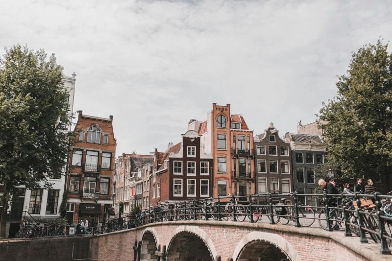 Wat bepaalt de huizenprijzen in Amsterdam in 2025?