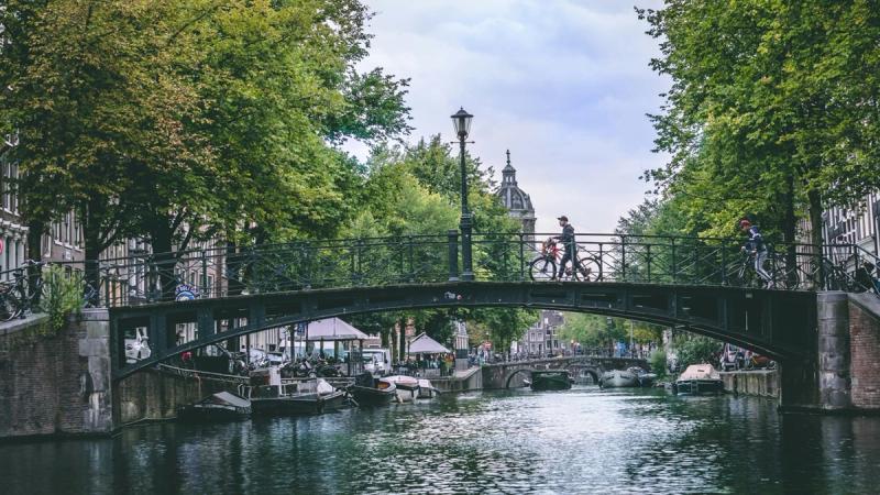 Woningmarkt Q3 Amsterdam: van biedstrijd tot balans, wat er écht speelt op de Amsterdamse woningmarkt binnen de ring