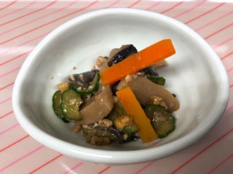 きのこと野菜のクルミ和え