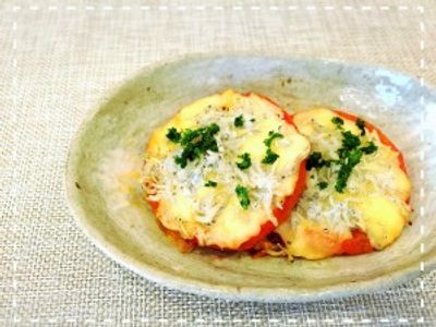 焼きトマトのしらすチーズのせ