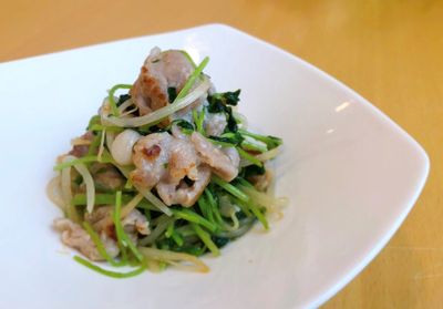 豚肉と豆苗の塩麹炒め