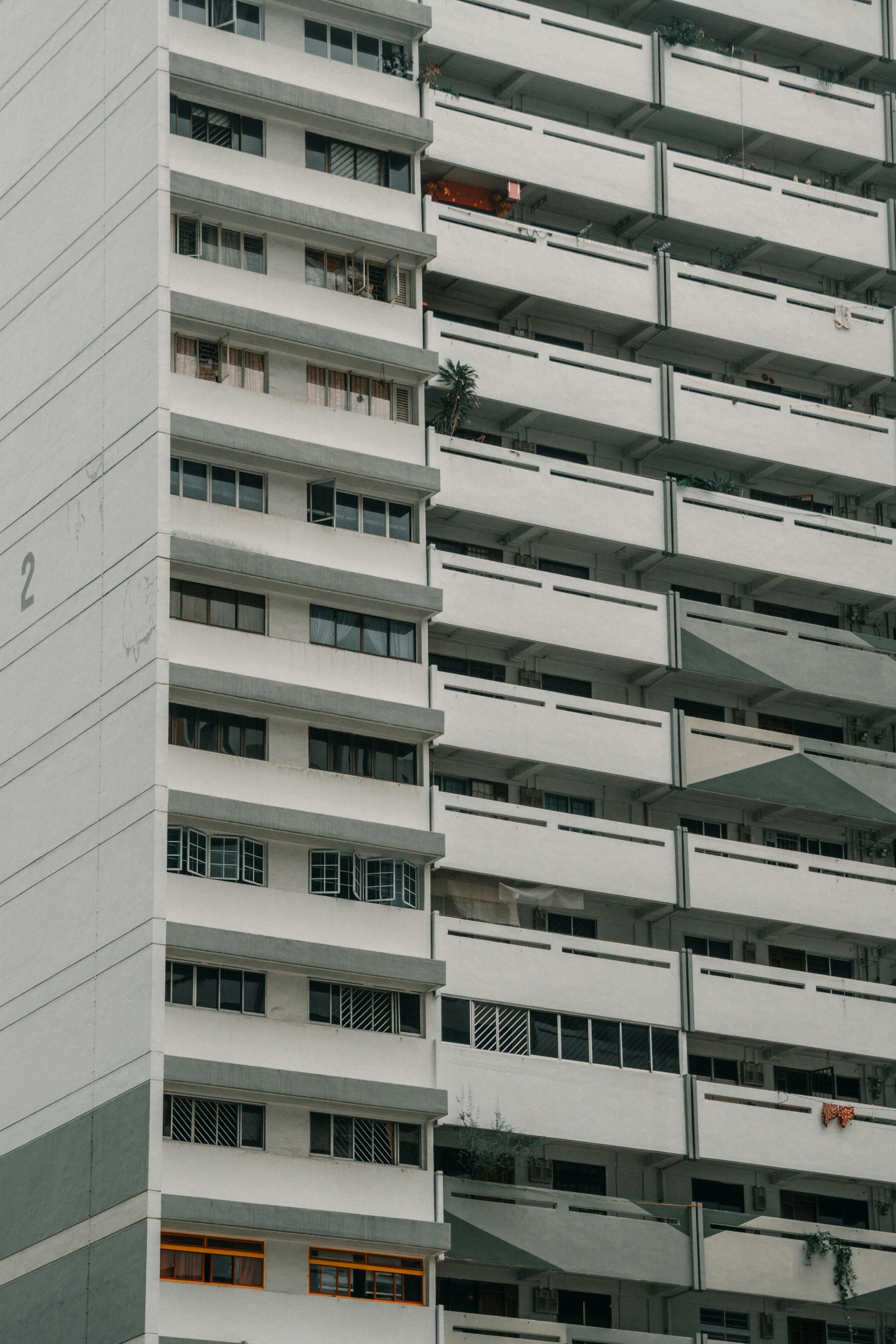 带阳台的白色住宅大楼