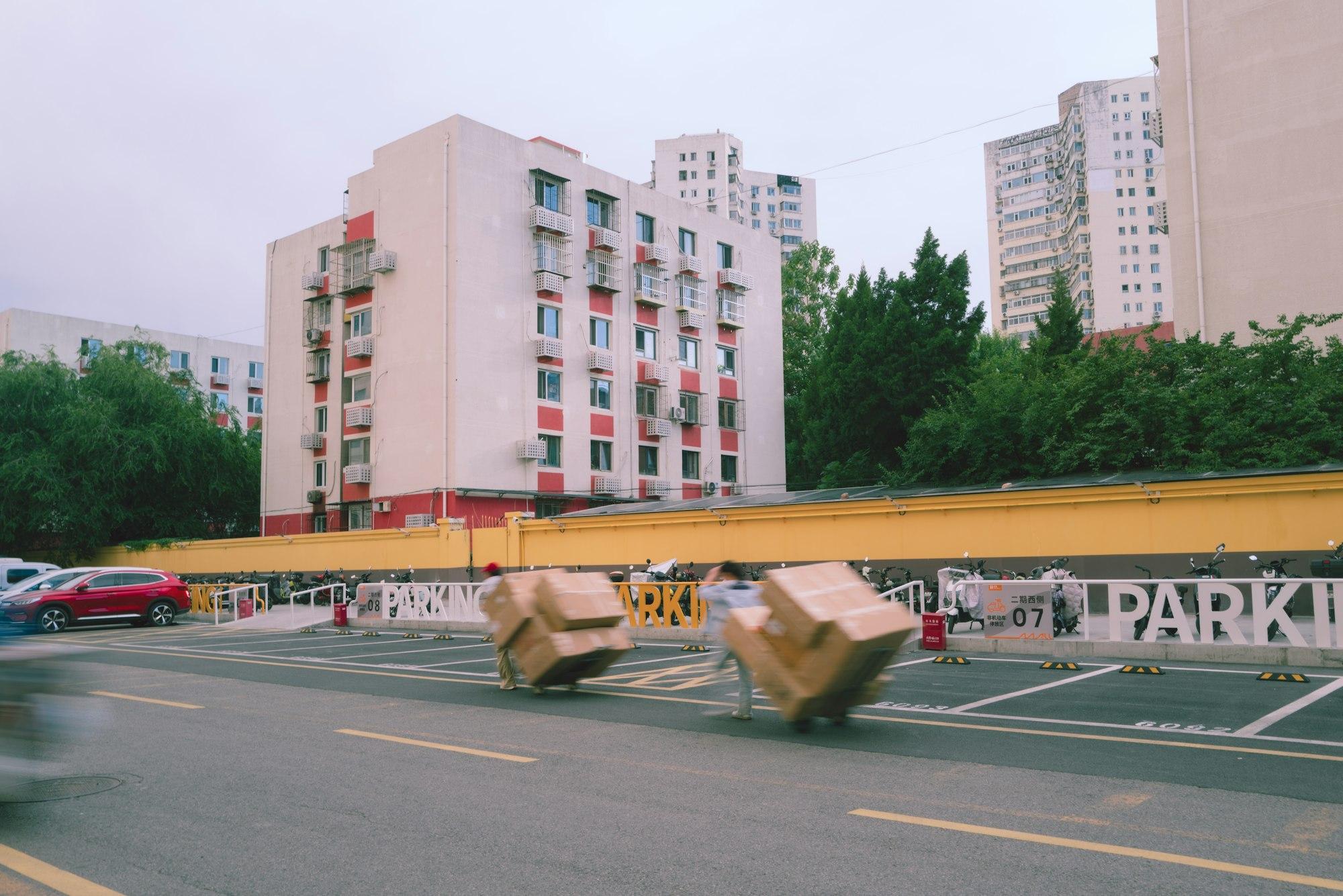 搬家纸箱放在住宅大楼外