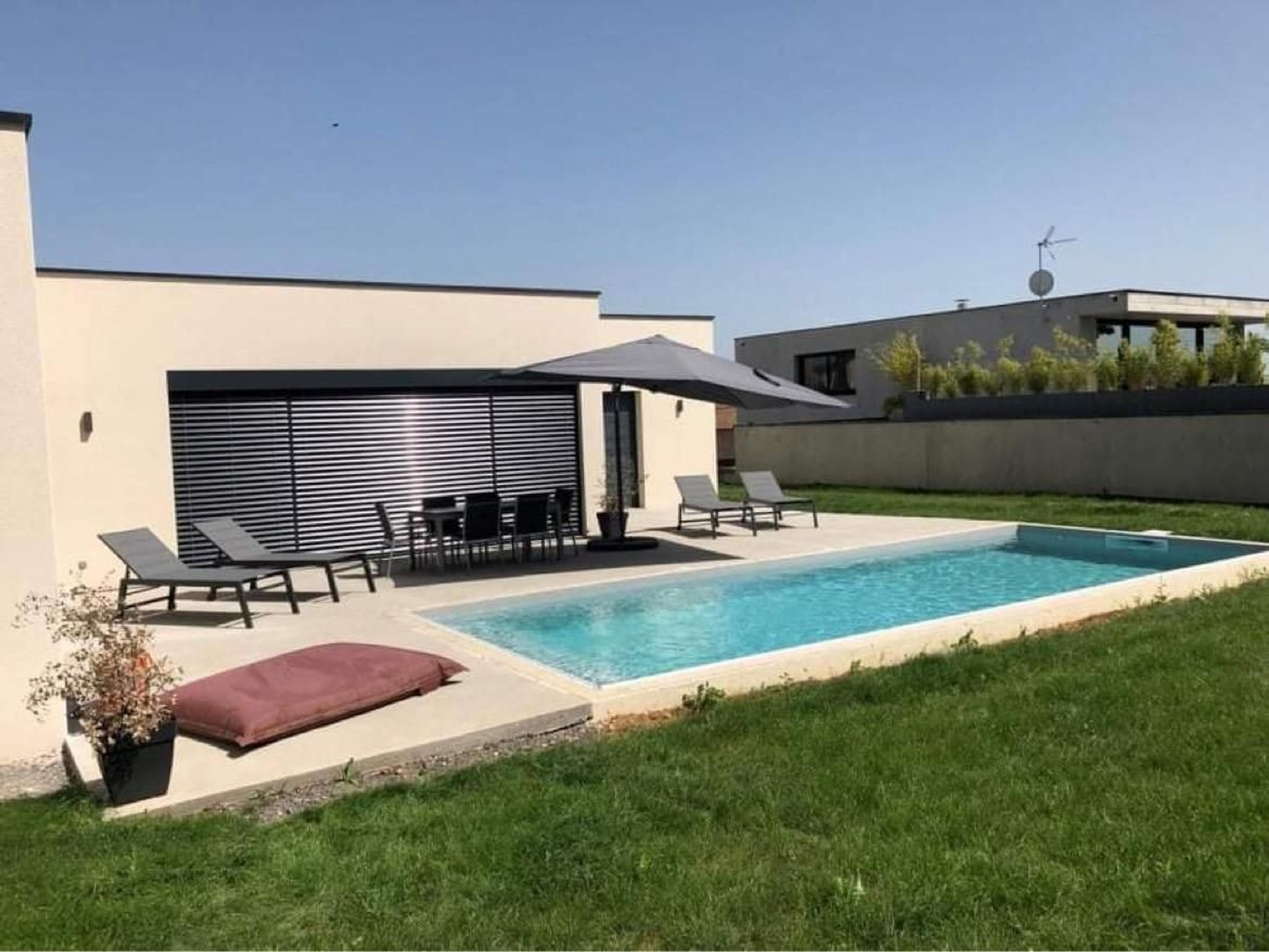 Maison contemporaine avec piscine à Charnay-lès-Mâcon (71) : photo 3 sur 5