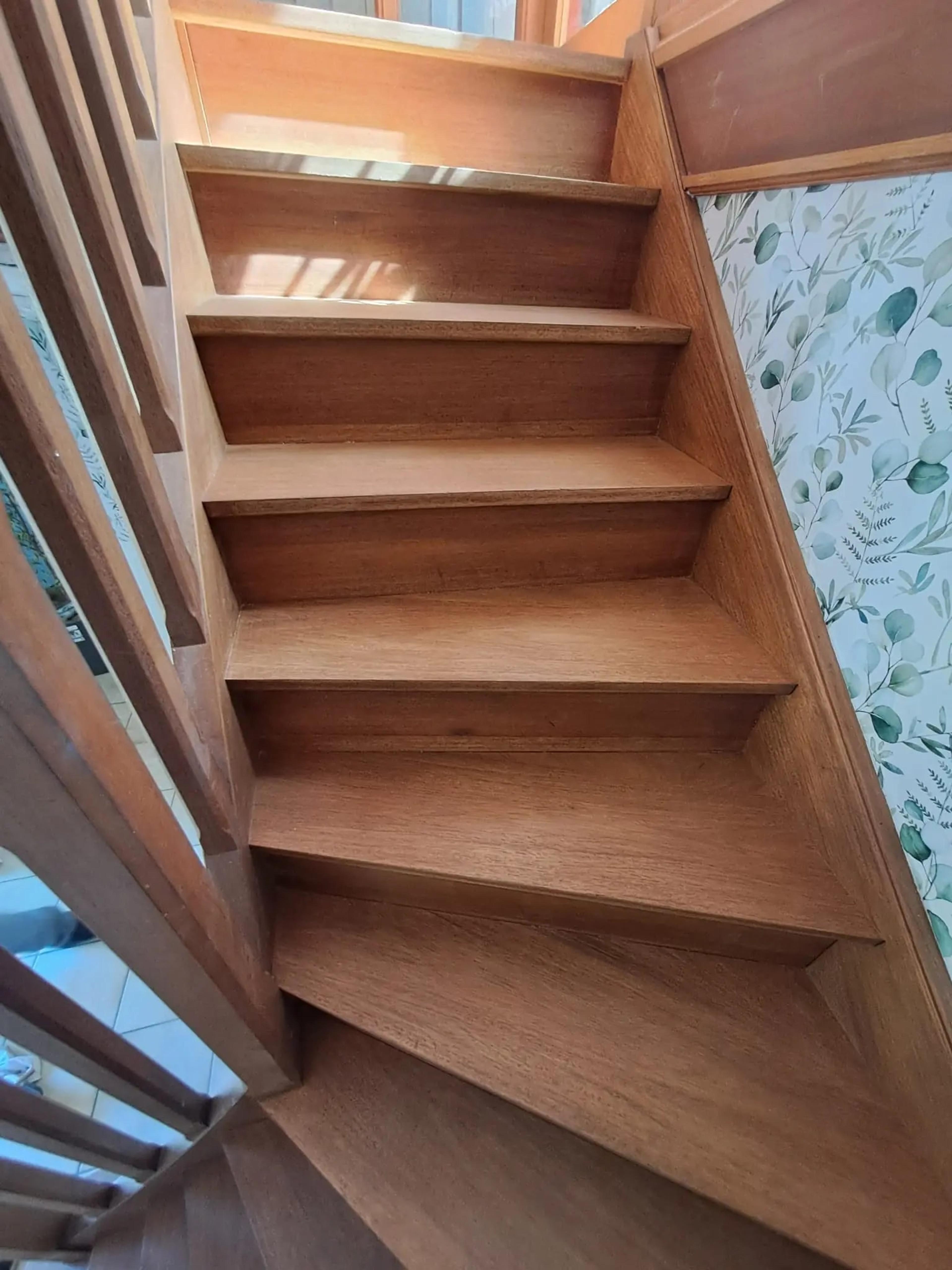 L’escalier après travaux : marches poncées et vernies