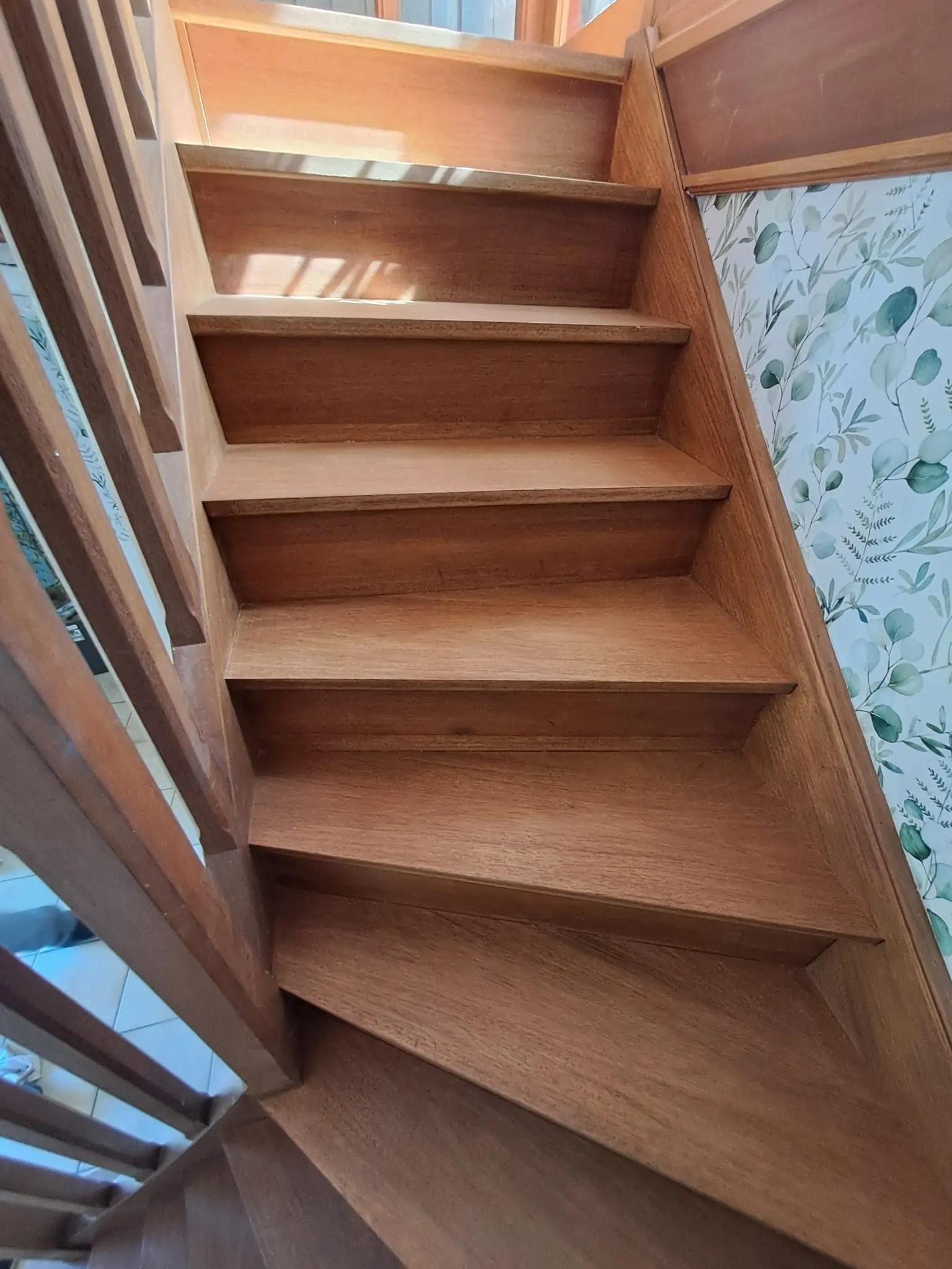 L’escalier après travaux : marches poncées et vernies