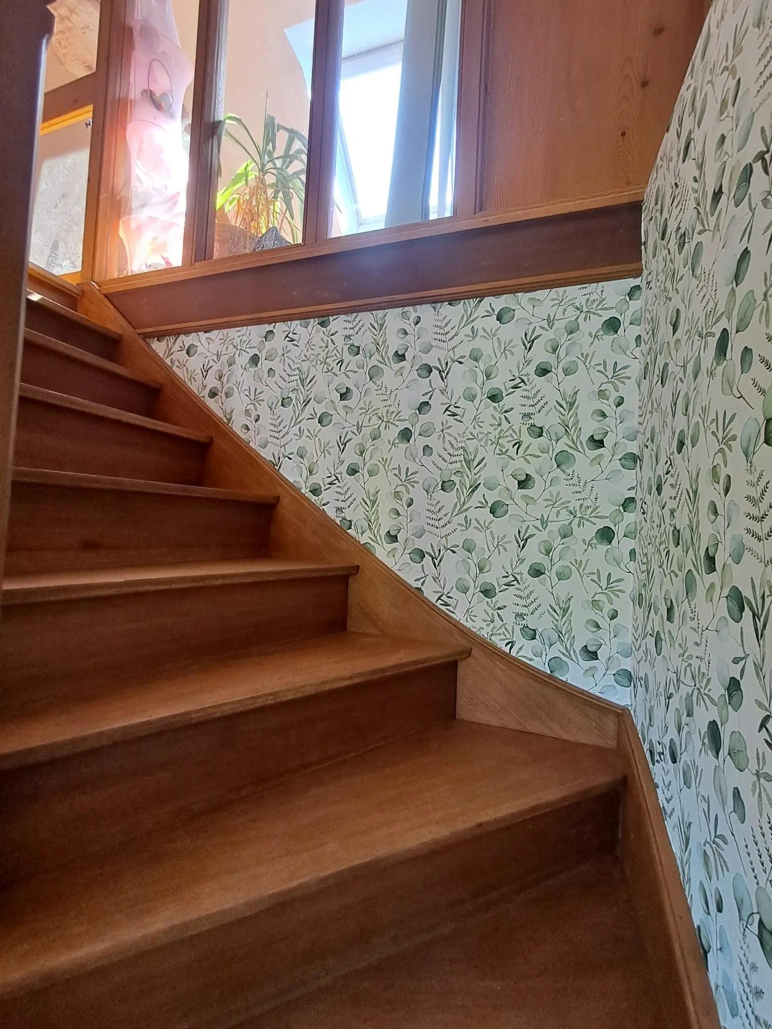 Escalier et papier peint à motif de feuillage, après travaux