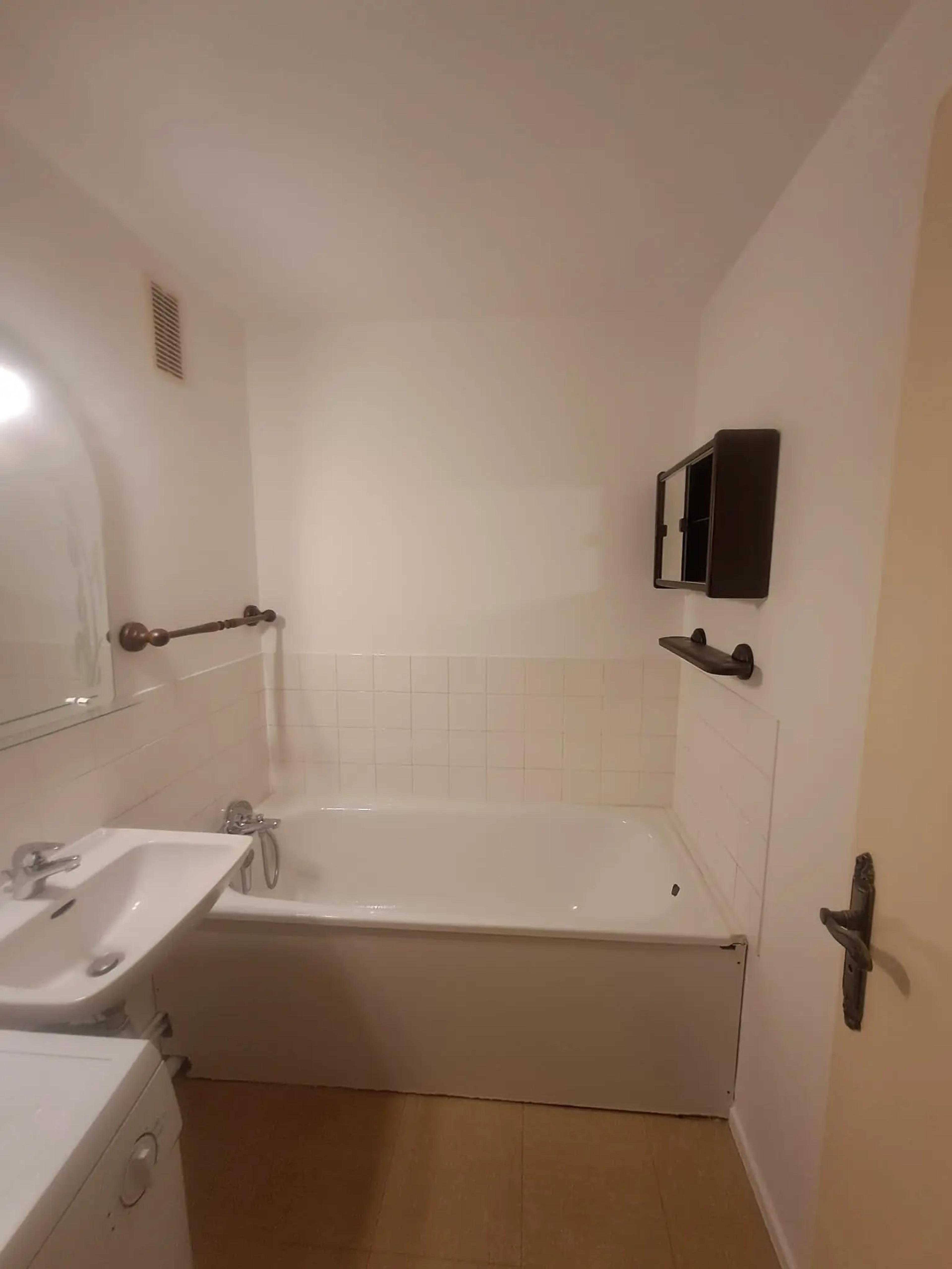 La salle de bains après travaux : baignoire et lavabo