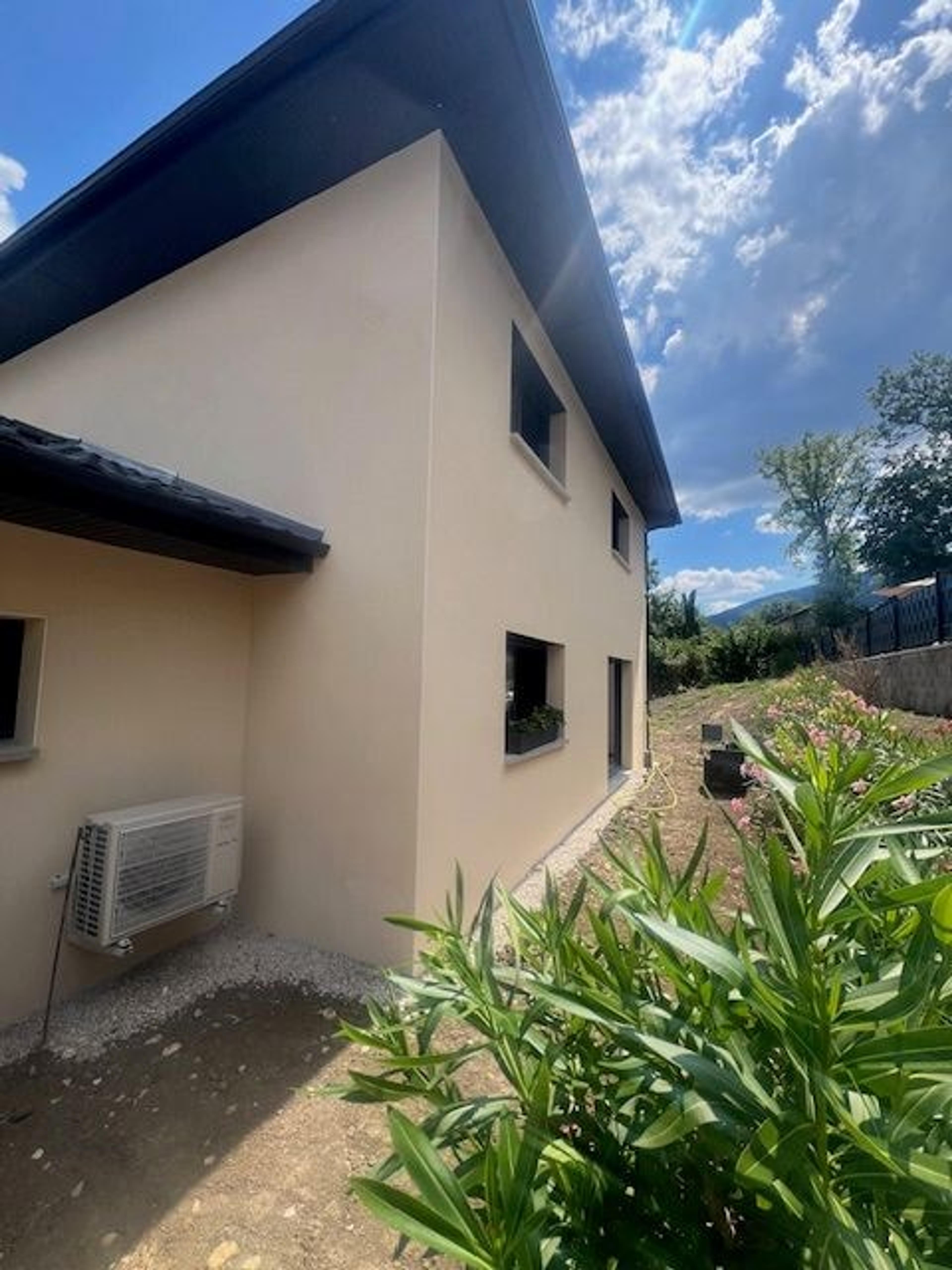 Maison contemporaine à toit quatre pans, Péron (01) : photo 4 sur 7
