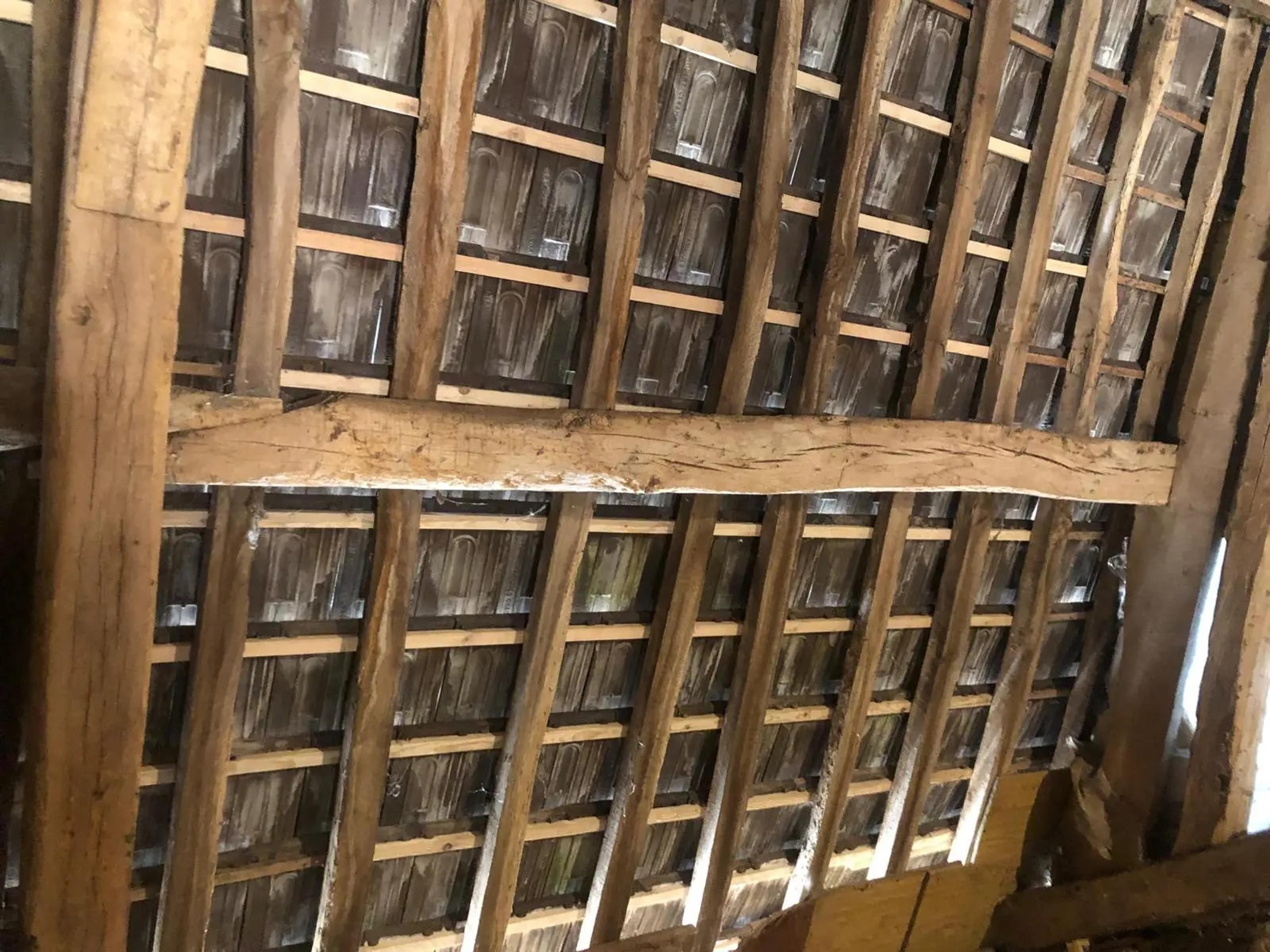 La toiture refaite, vue de l’intérieur