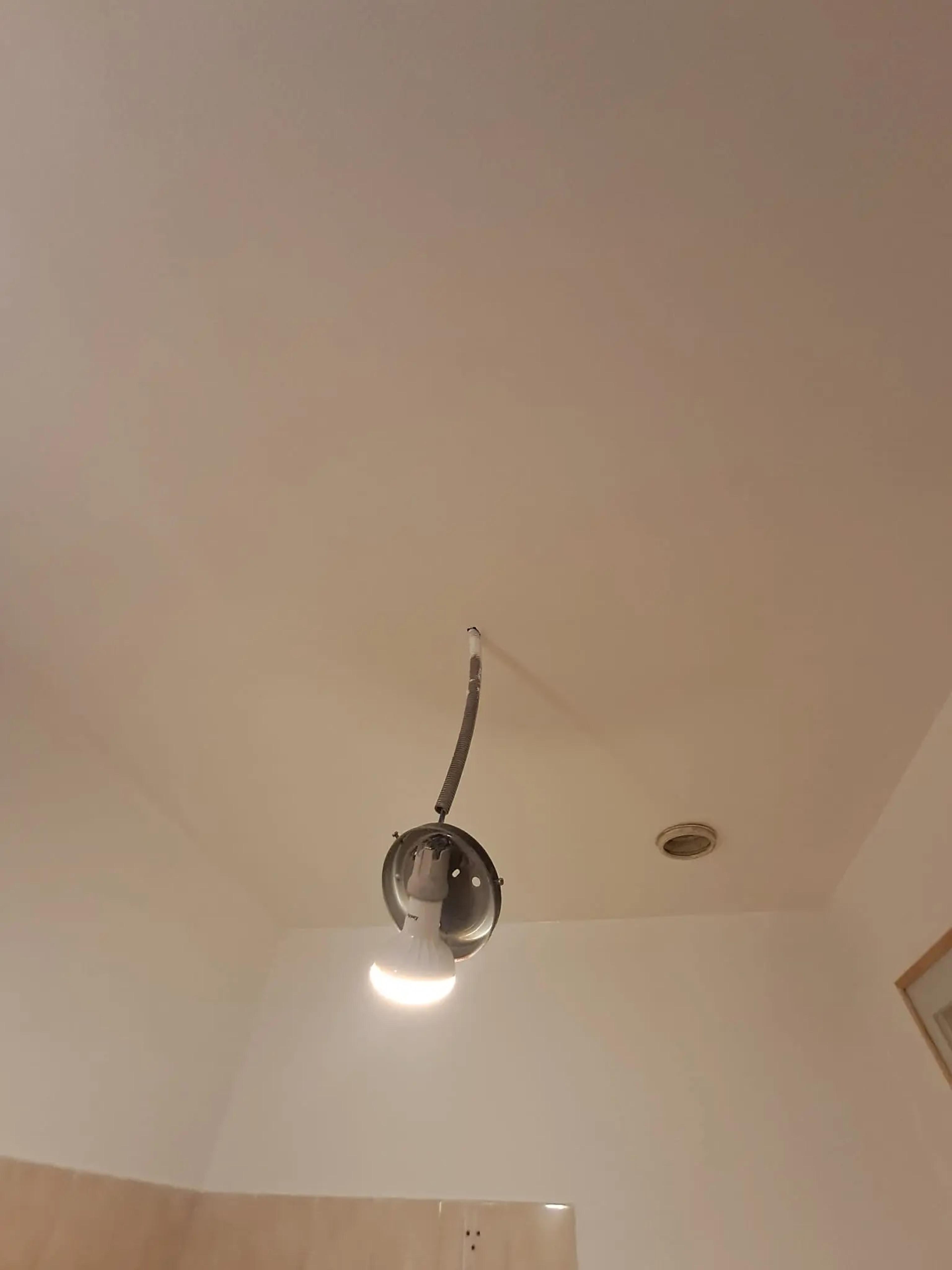 Le même plafond après travaux, blanc et uni