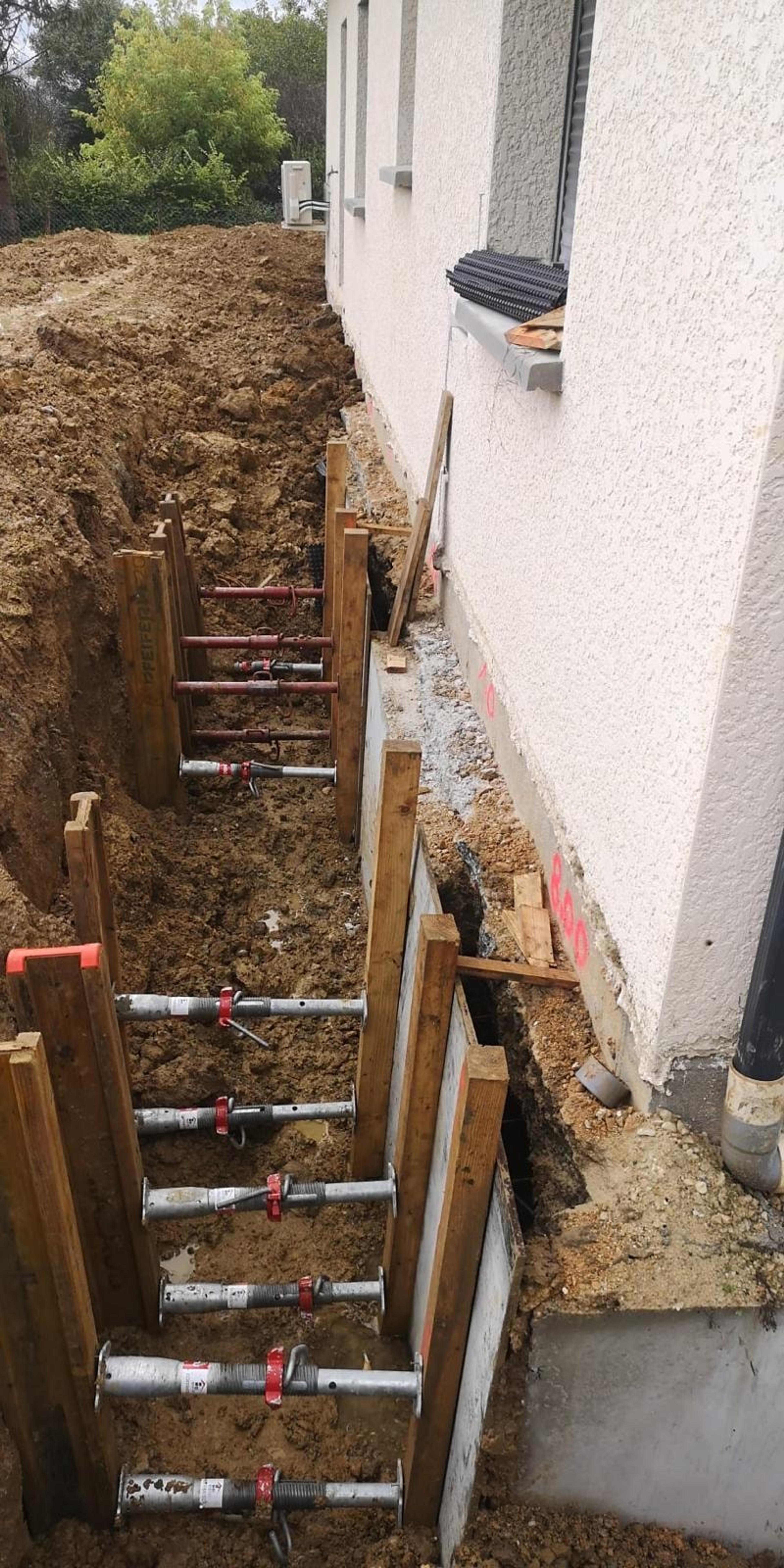 Reprise en sous-œuvre et trottoir périphérique, pendant les travaux : photo 2 sur 9