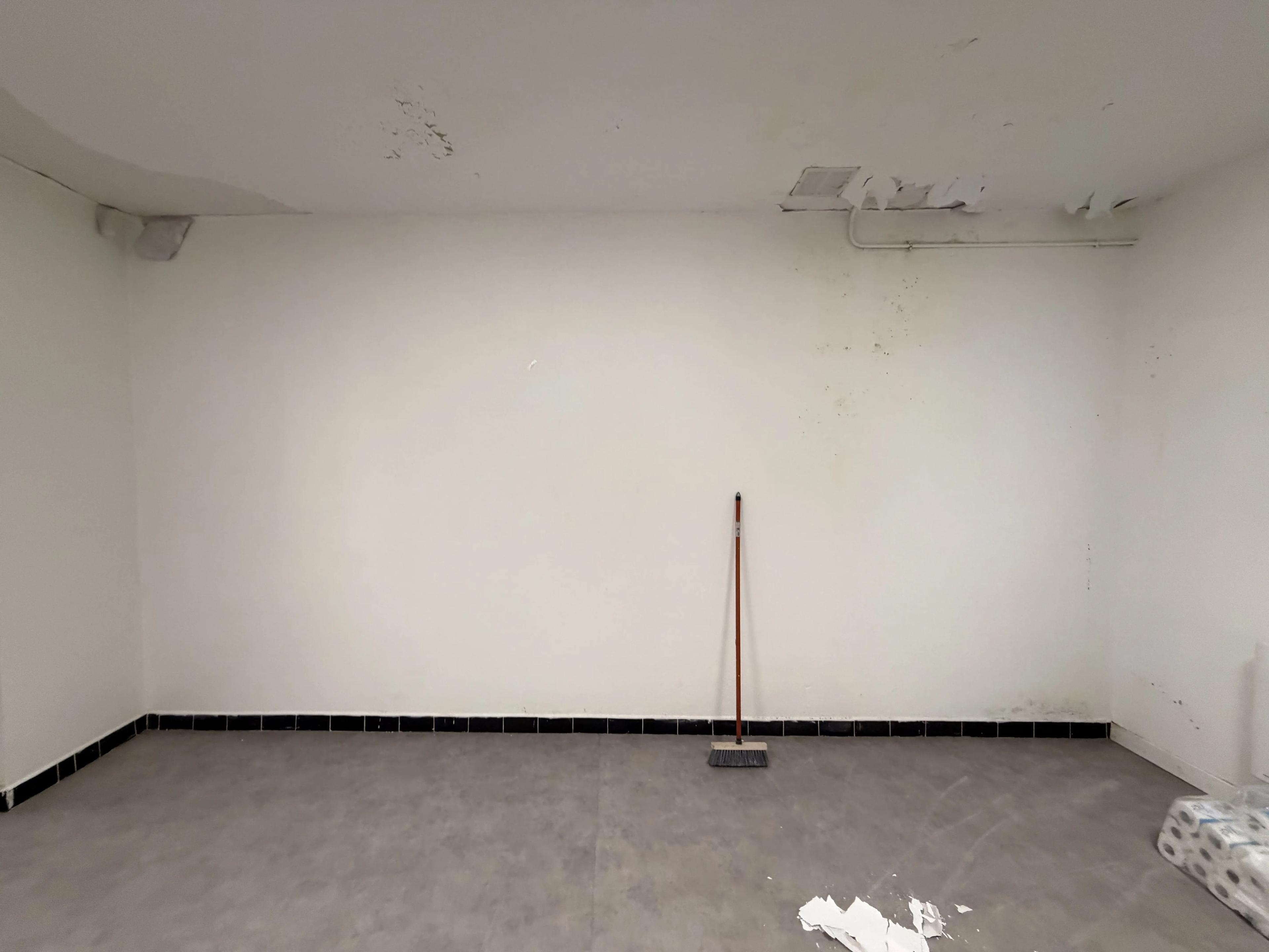 Peinture du plafond écaillée le long du mur