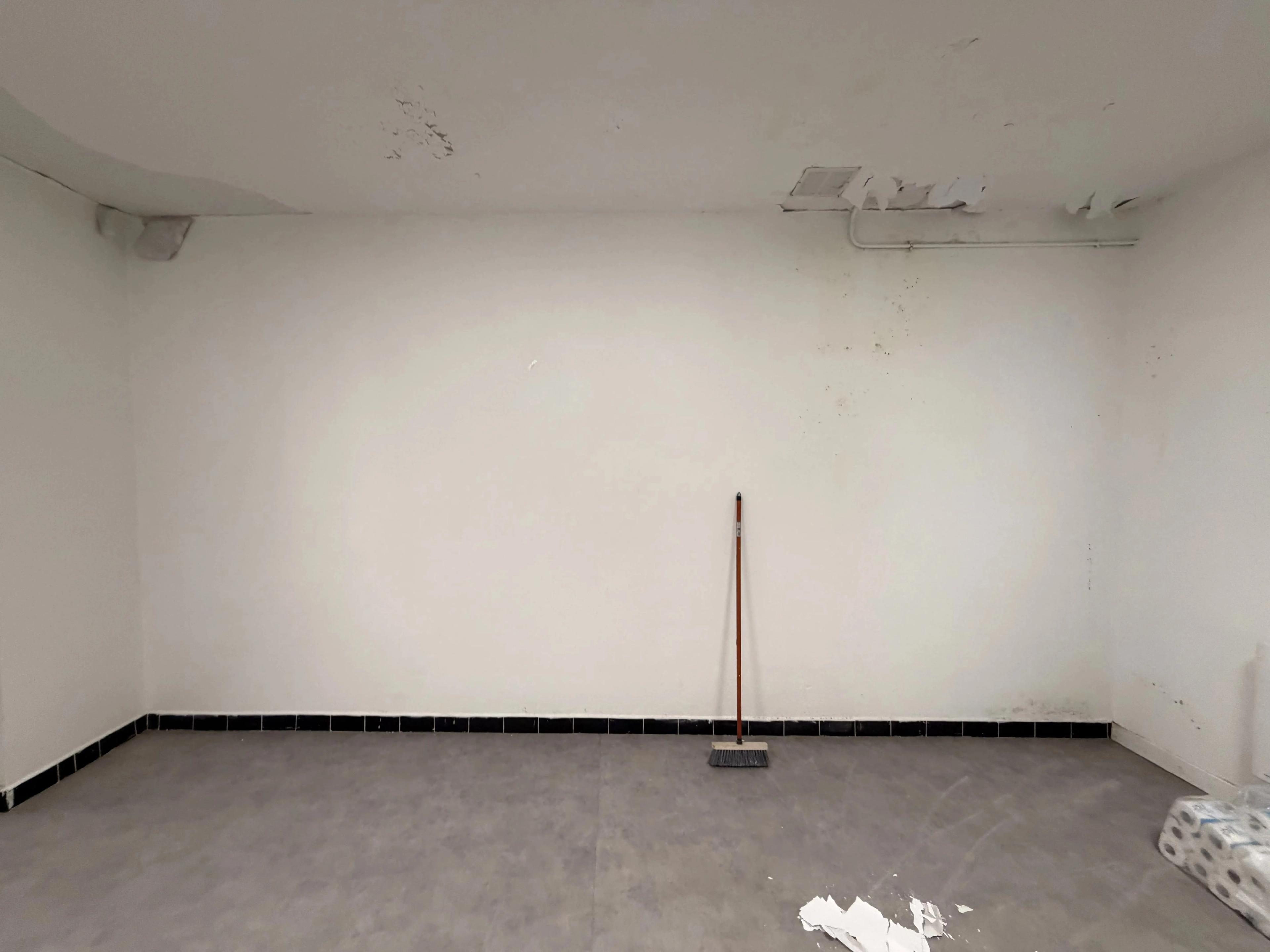 Peinture du plafond écaillée le long du mur