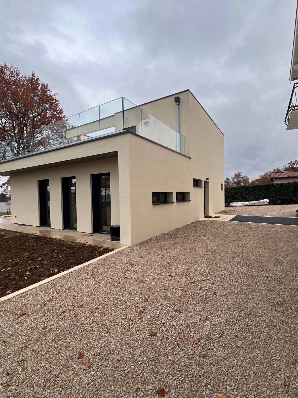 Maison contemporaine à toit-terrasse et garde-corps vitré à Montmerle-sur-Saône
