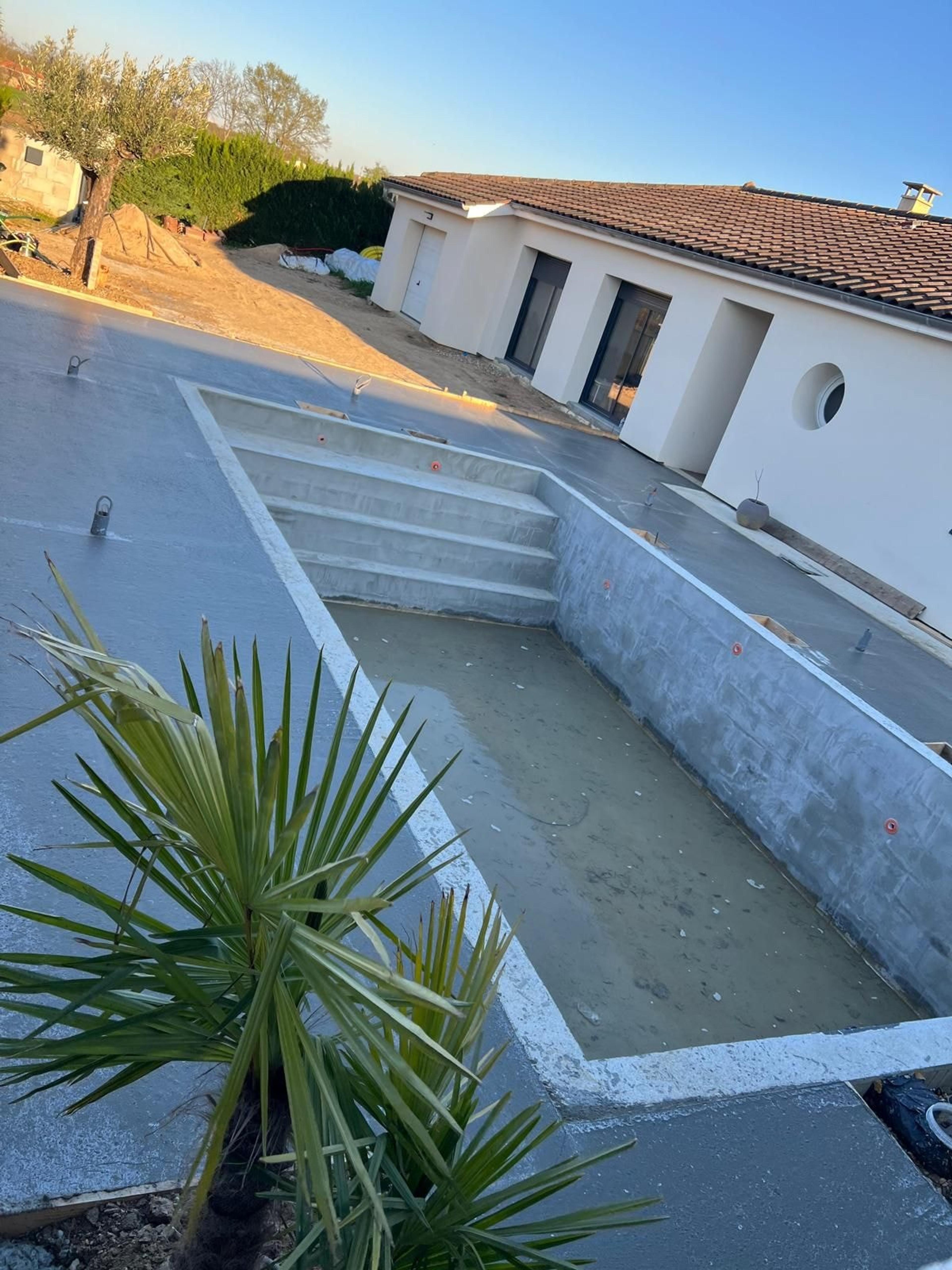 Isolation par l’extérieur et piscine de 8 × 4 m à Replonges (01) : photo 3 sur 3
