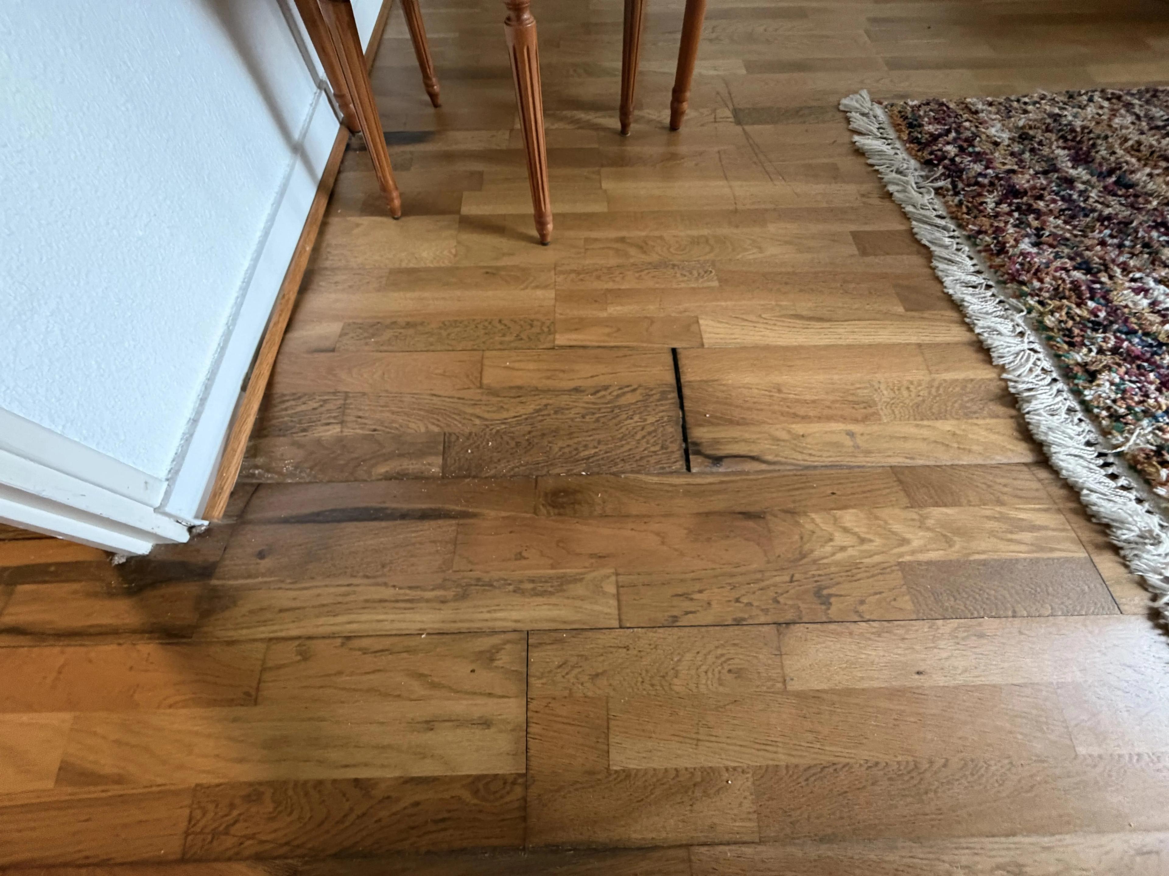 Parquet disjoint et taché, avant travaux