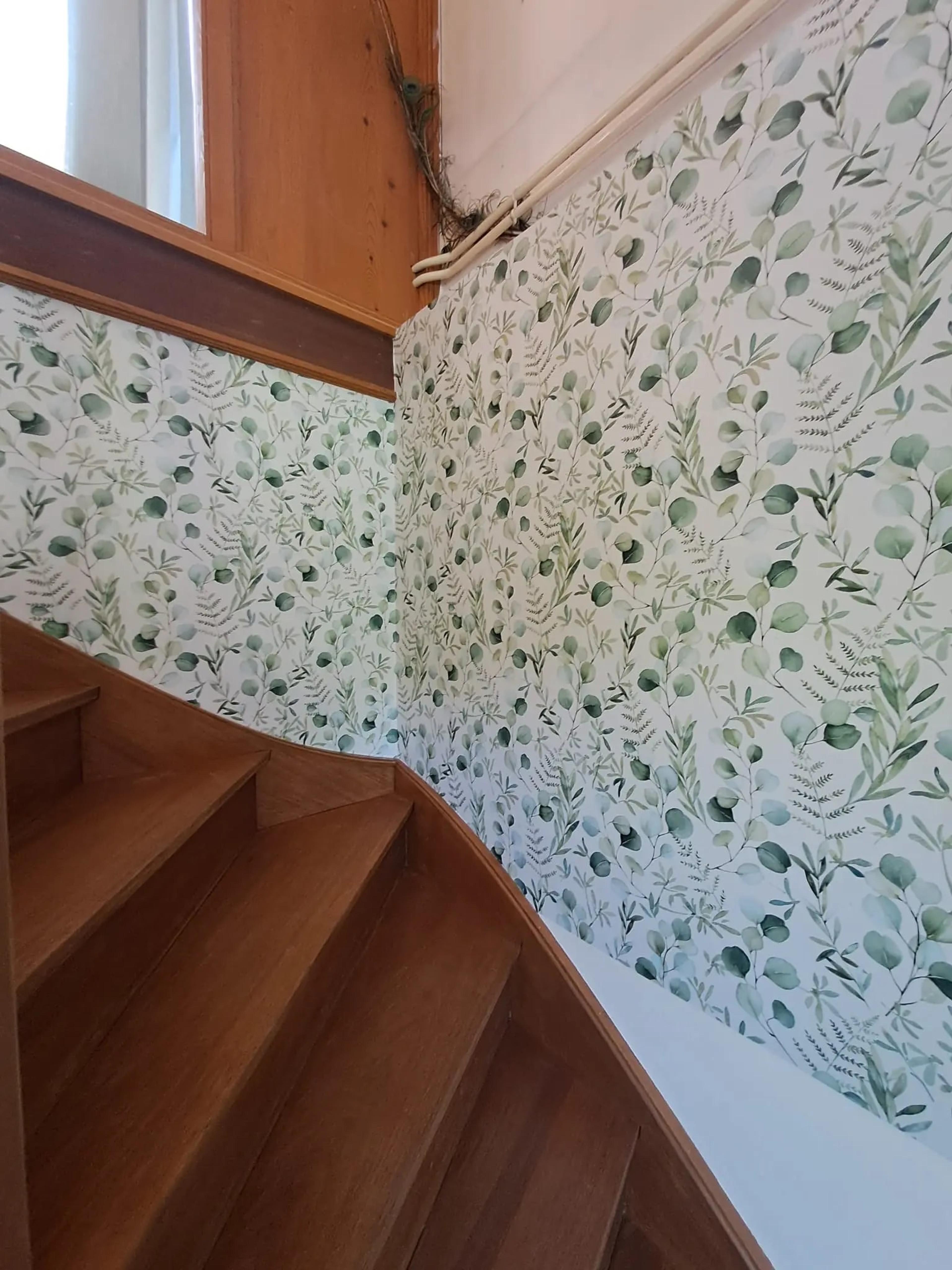 Le couloir après travaux, papier peint remplacé