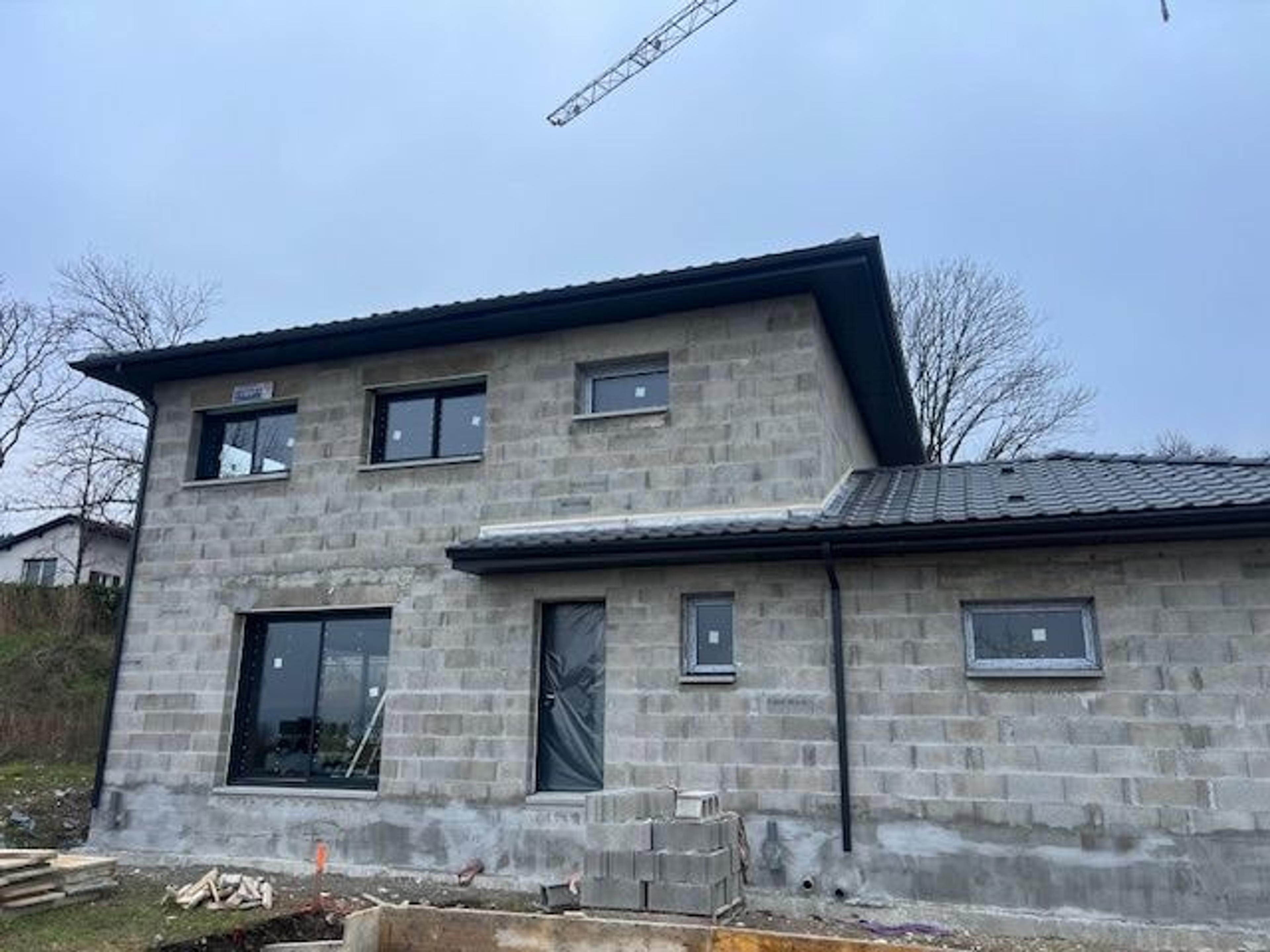 Maison contemporaine à toit quatre pans, Péron (01), pendant les travaux : photo 1 sur 10