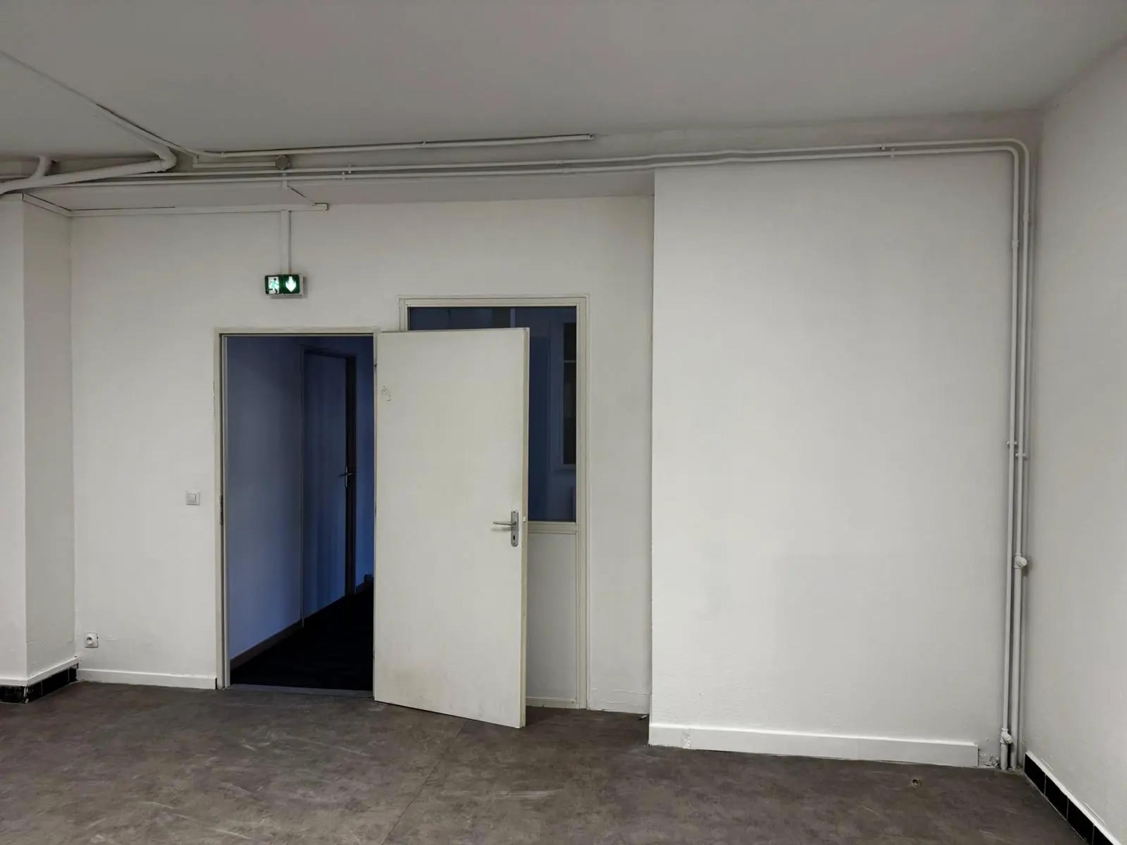 La salle après travaux, côté porte