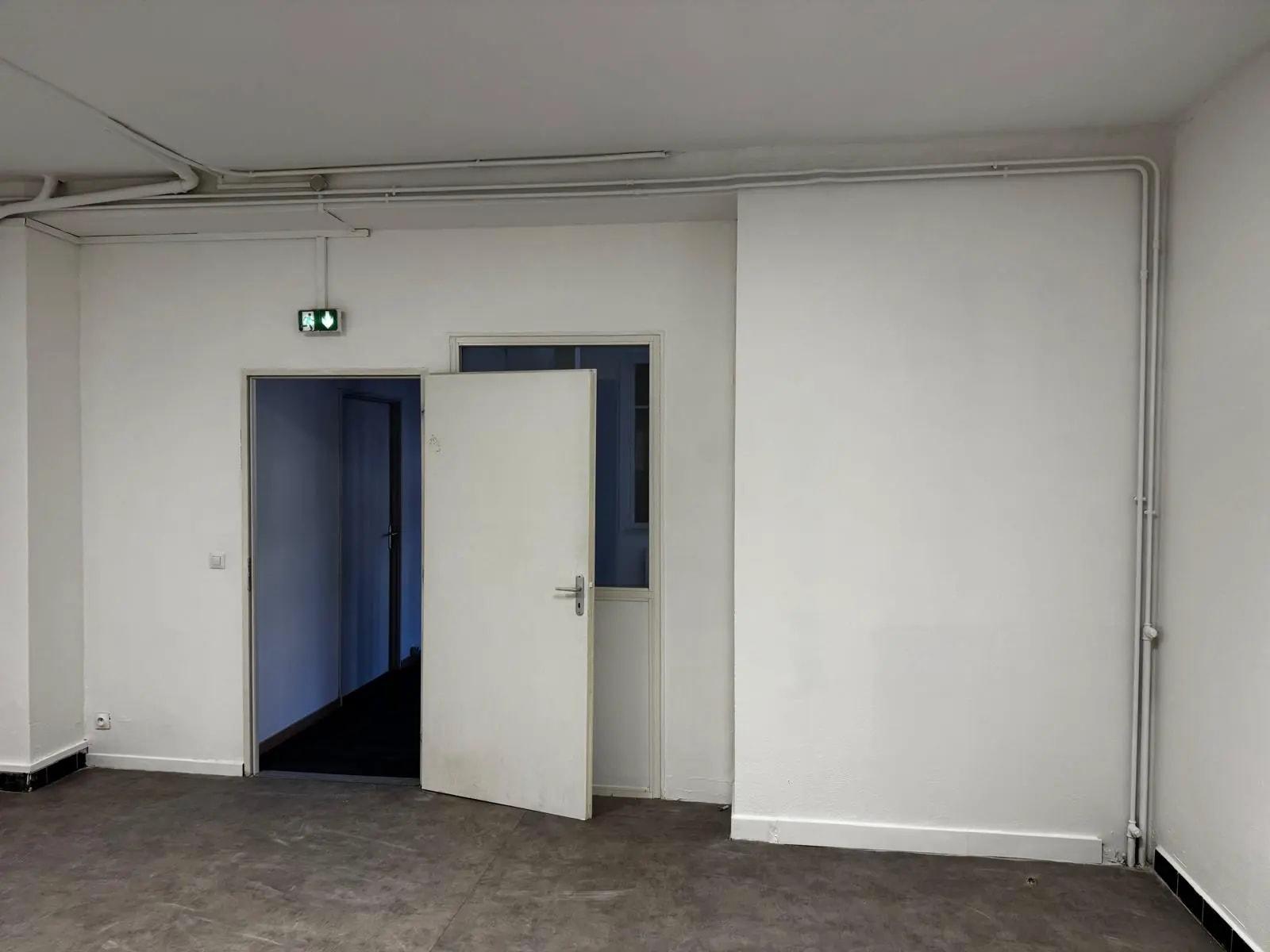 La salle après travaux, côté porte
