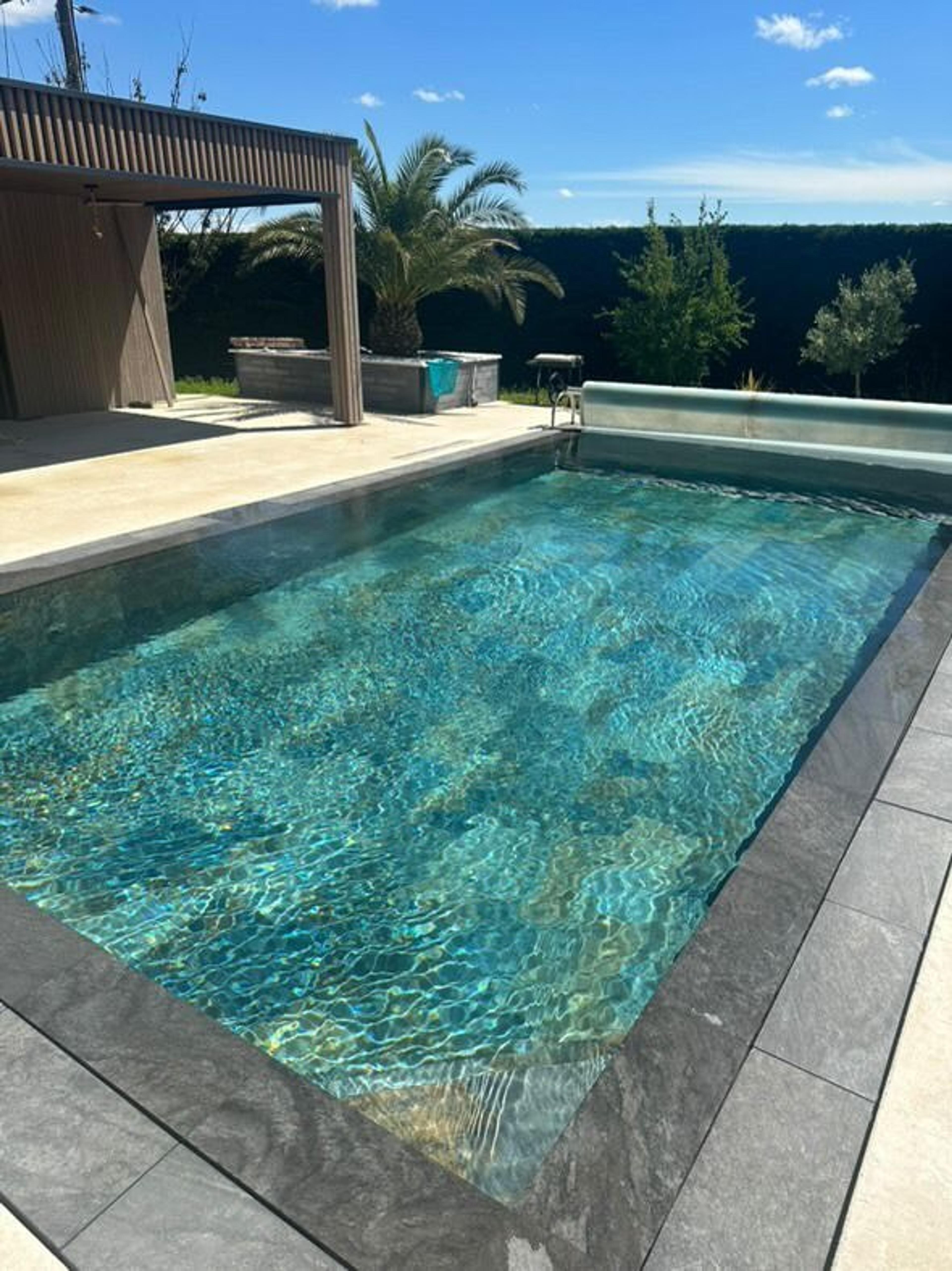 Piscine miroir à débordement à Mâcon (71) : photo 1 sur 6