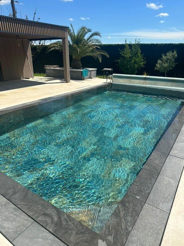 Piscine miroir à débordement à Mâcon (71) : photo 1 sur 6