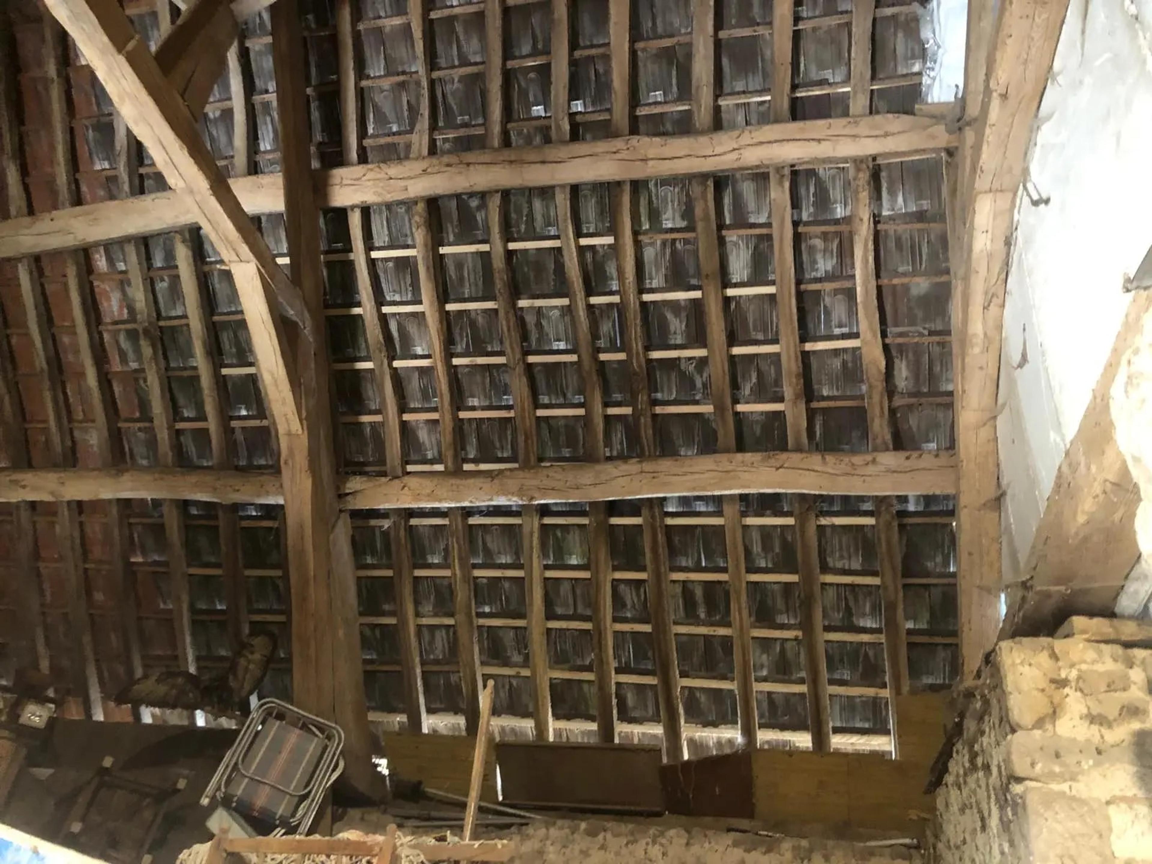 La même toiture vue de l’intérieur après travaux : liteaux neufs, plus aucune ouverture
