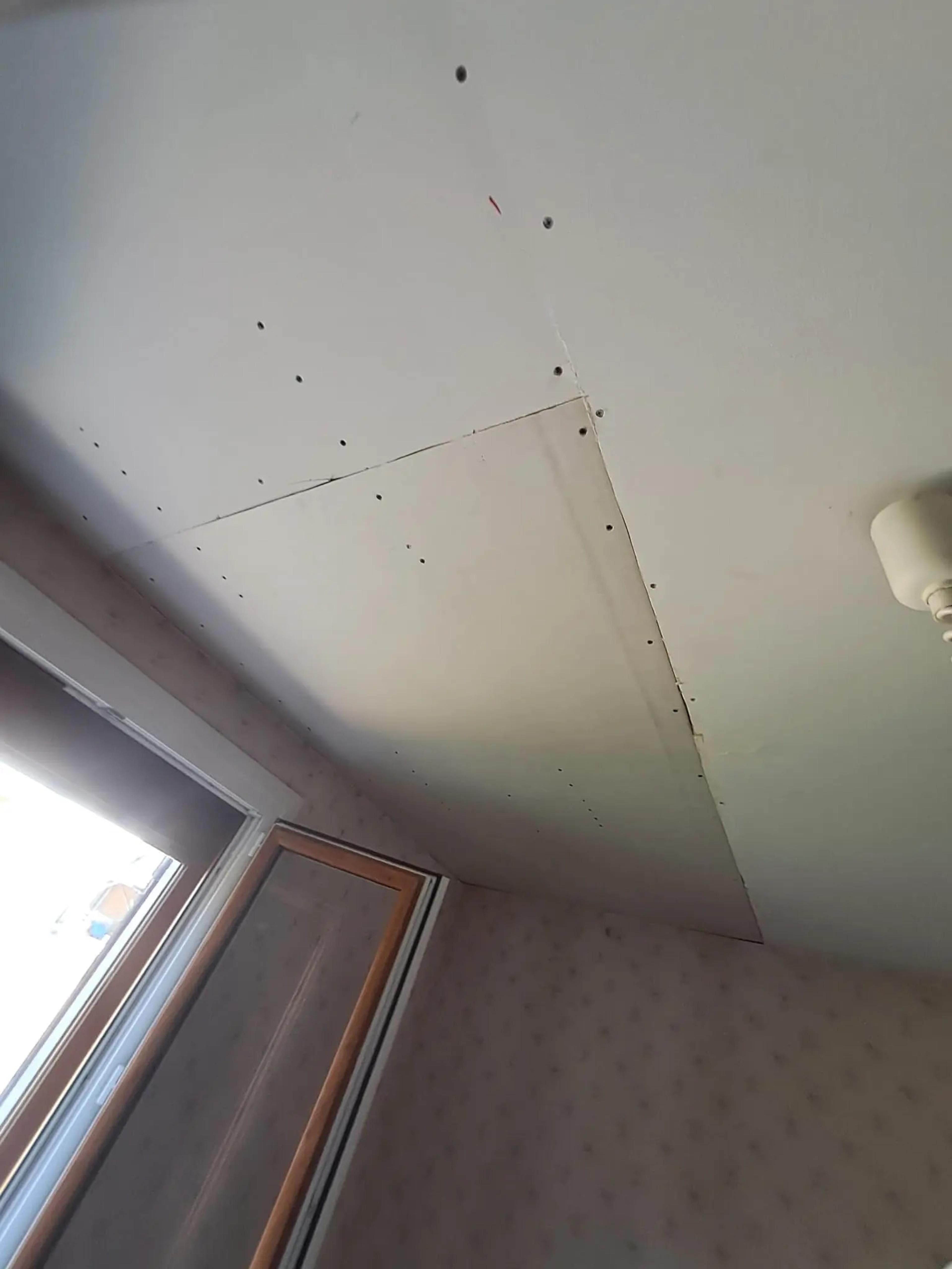 Plaques de plâtre neuves vissées au plafond, avant les finitions
