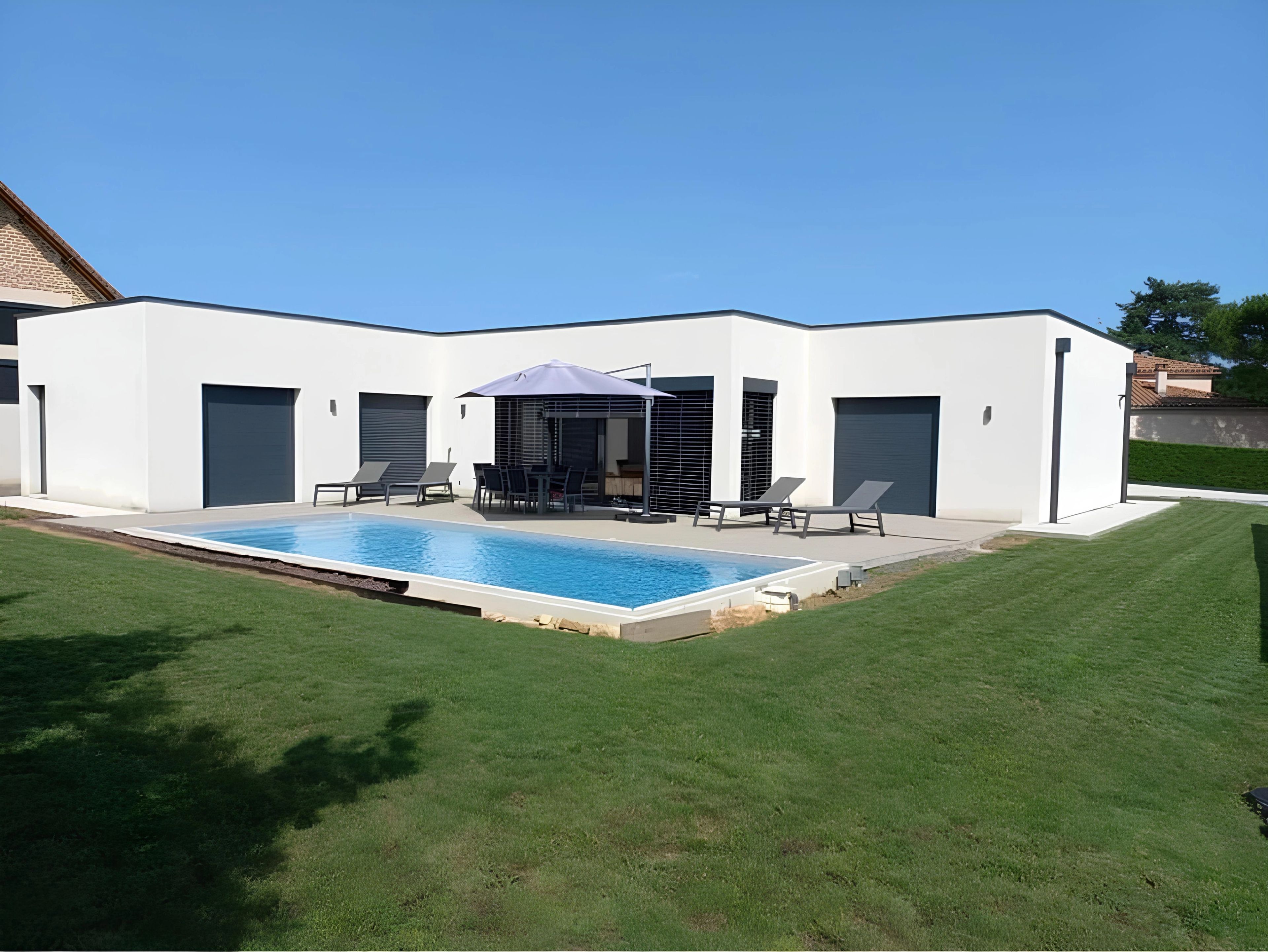 Maison contemporaine de plain-pied avec piscine et pelouse, à Charnay-lès-Mâcon