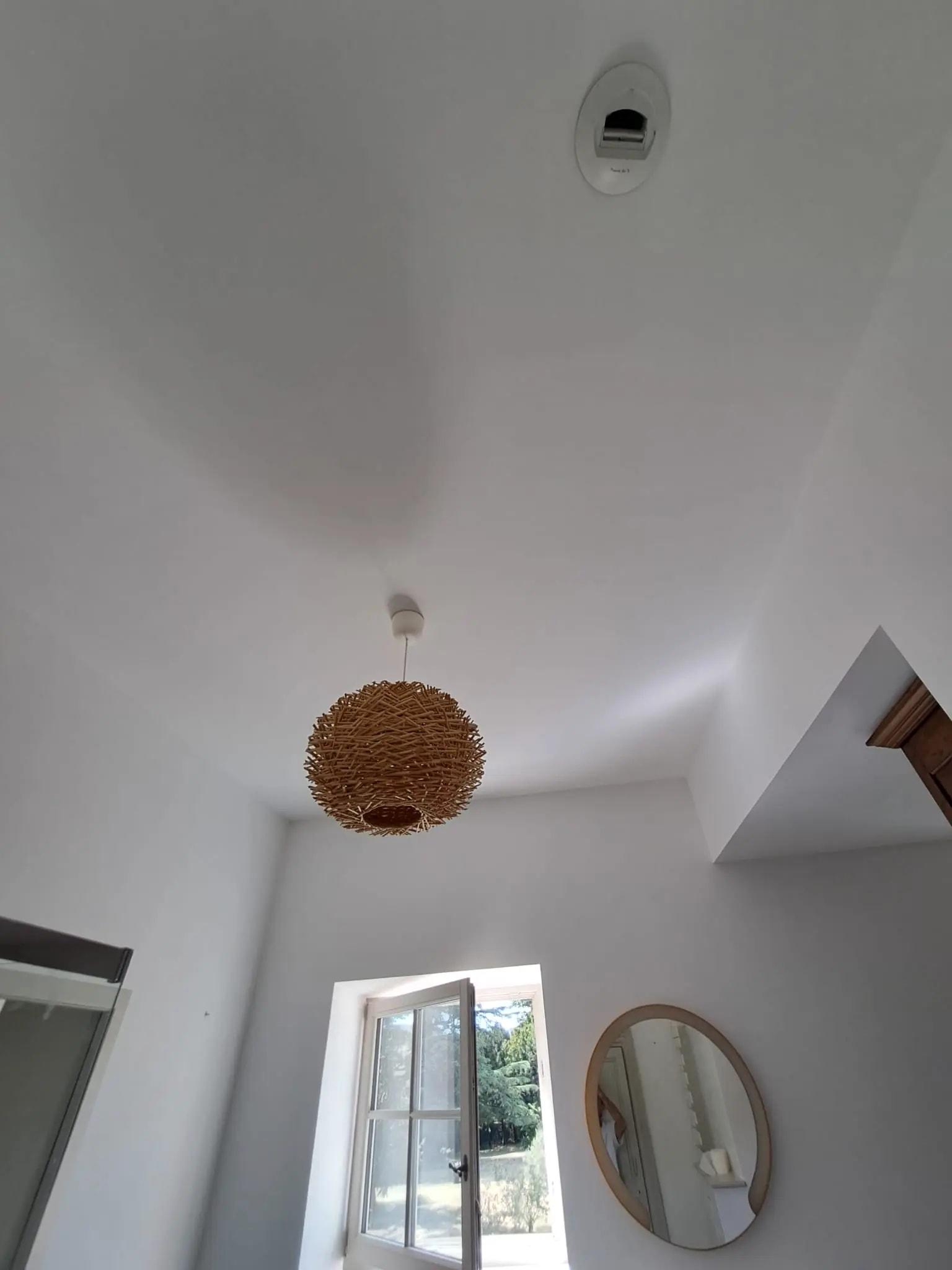 Le plafond refait et repeint, même luminaire, après travaux