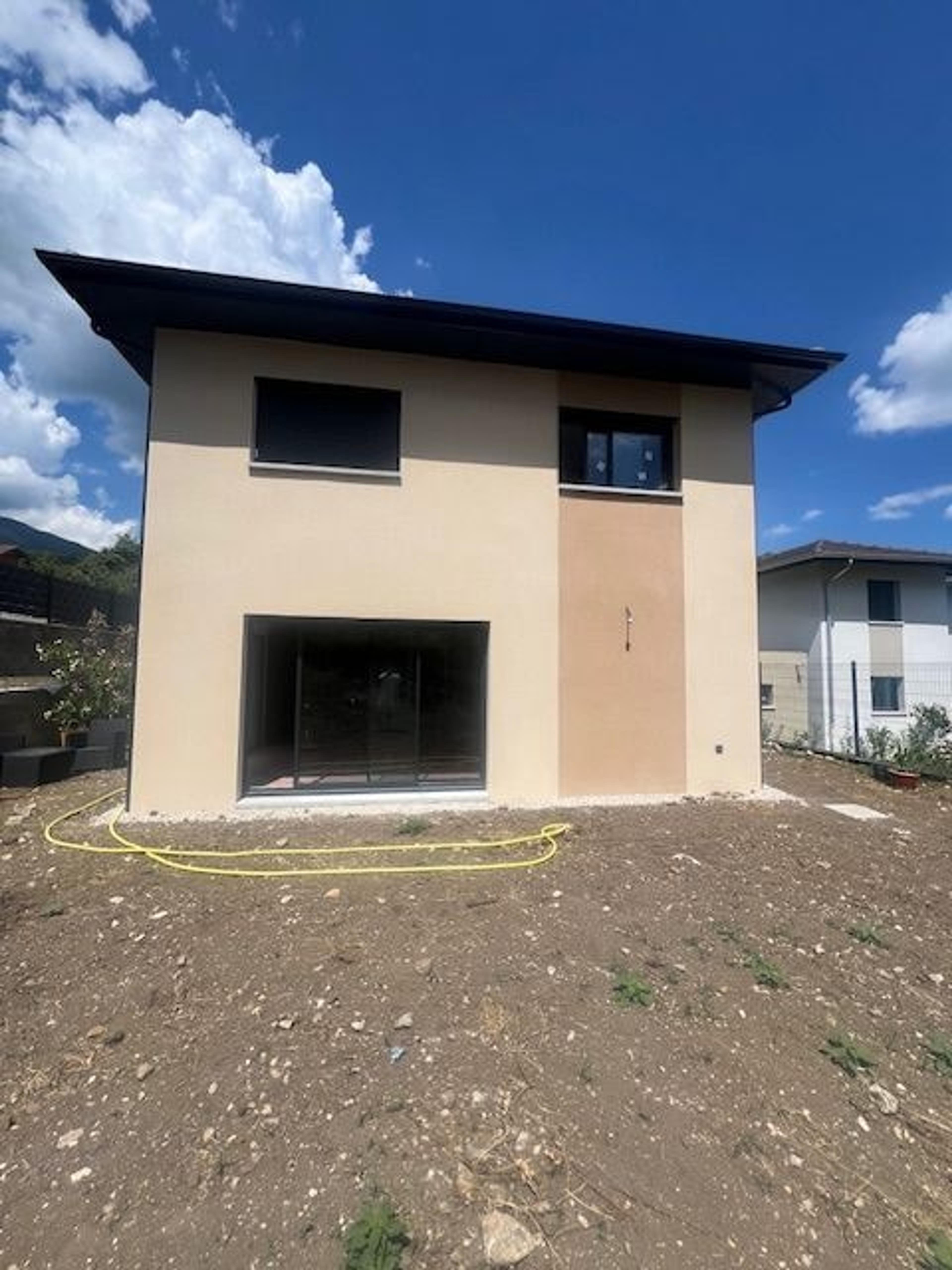 Maison contemporaine à toit quatre pans, Péron (01) : photo 2 sur 7